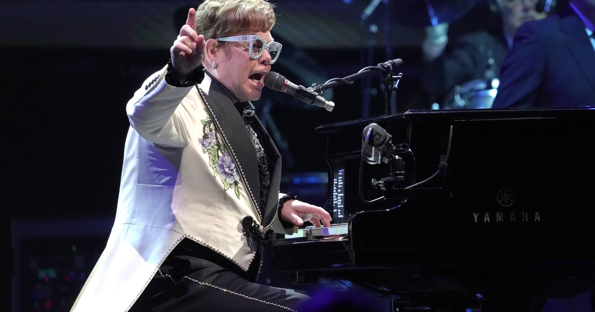 Elton John estreia canção nova com Britney Spears num restaurante