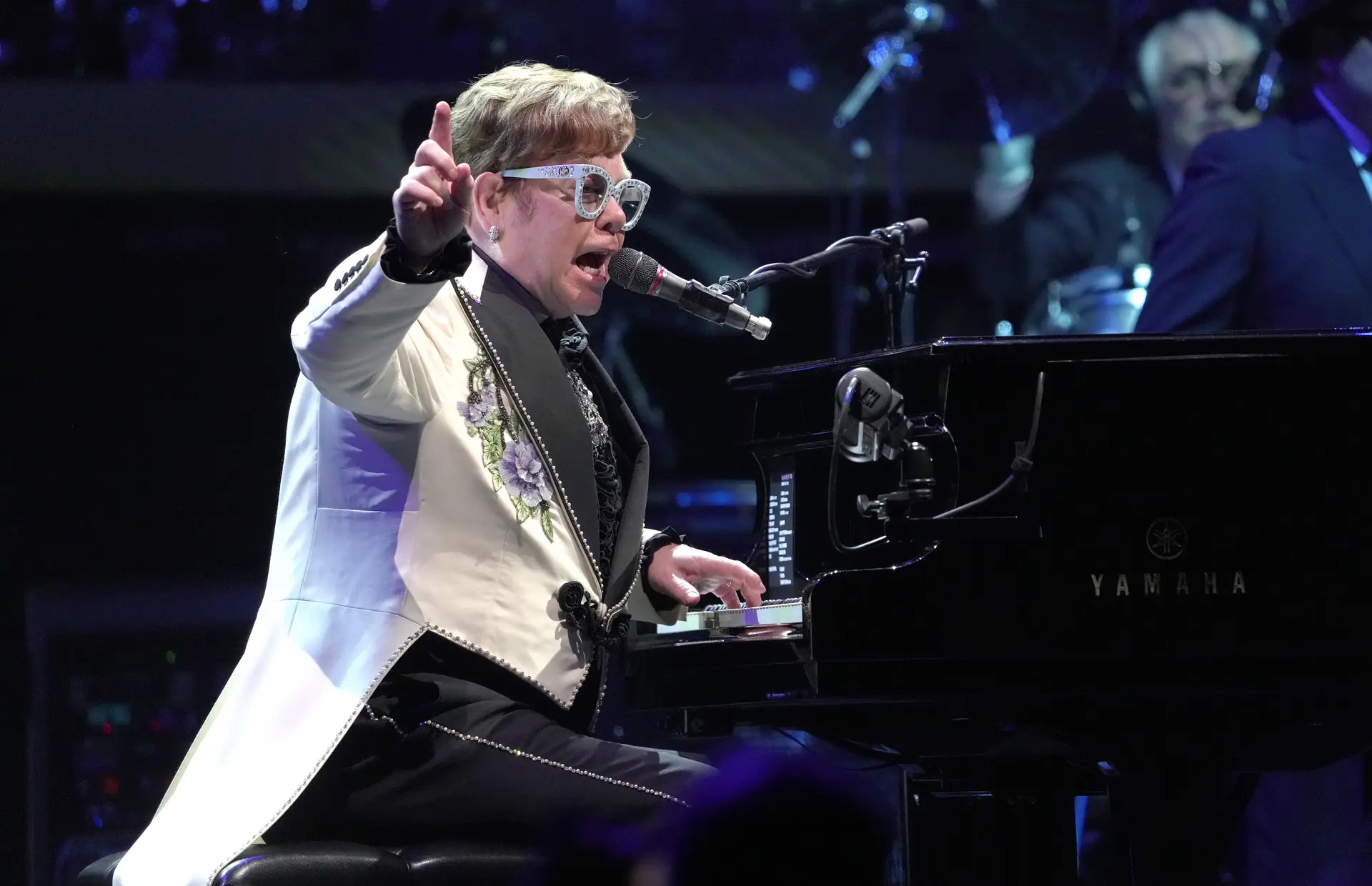Elton John foi visto em cadeira de rodas, mas responde que está “cheio de saúde”