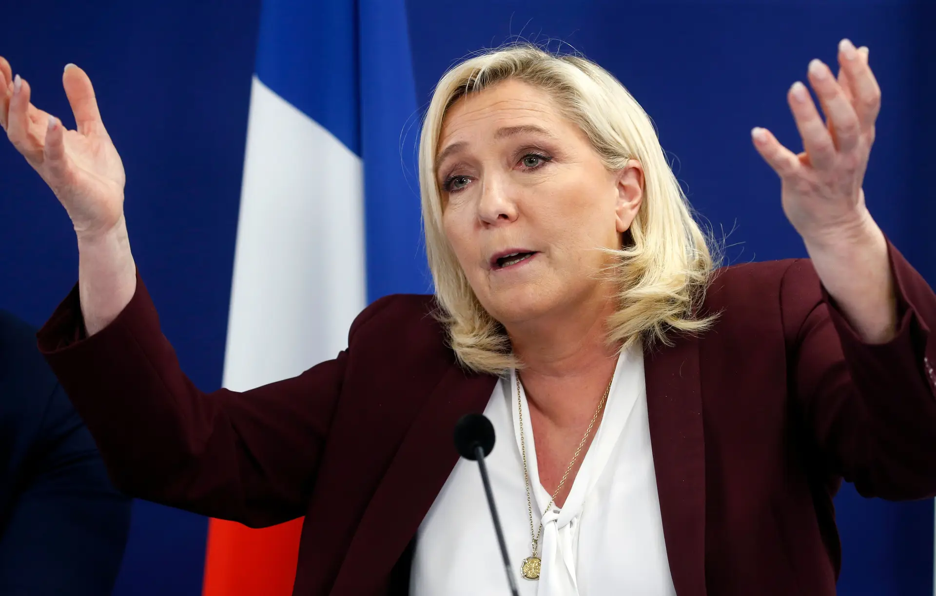 Extrema-direita francesa de Marine Le Pen avança com moção de censura ao Governo