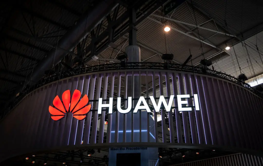 Huawei estará a construir rede secreta de produtores de "chips" para contornar sanções americanas