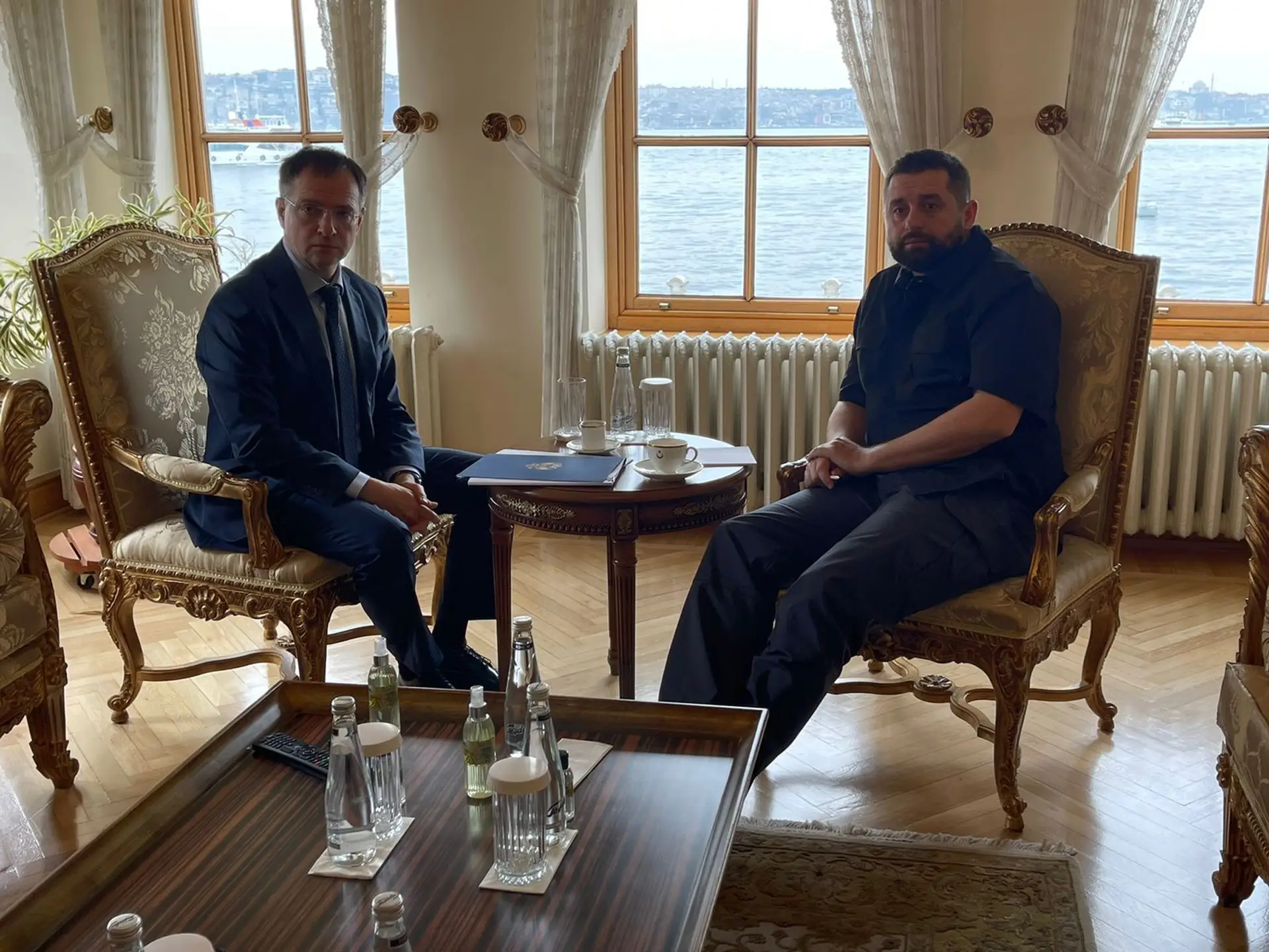 Vladimir Medinsky com o ucraniano David Arakhamia, nas negociações de paz de 2022 entre Rússia e Ucrânia, em Istambul