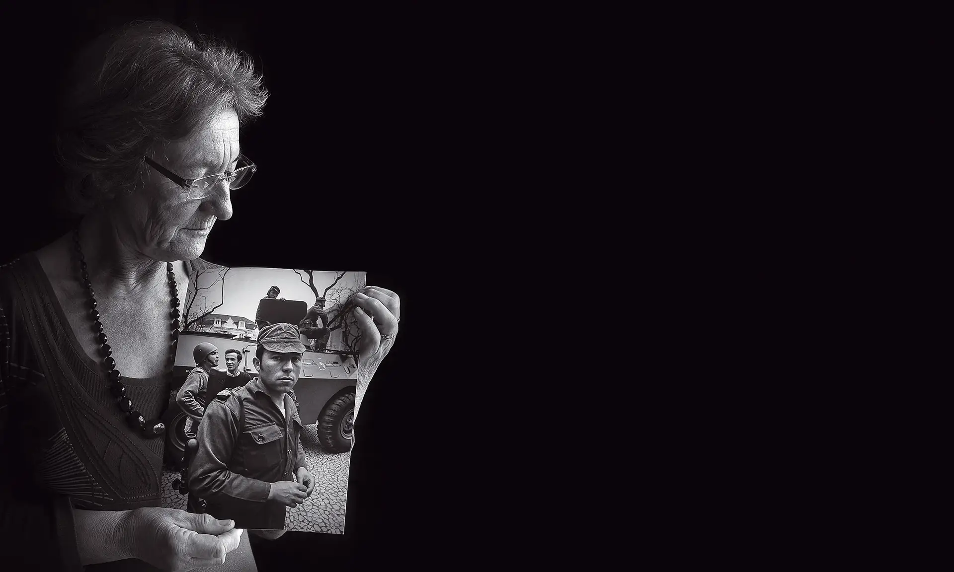 saudade Natércia Maia em 2014, 40 anos depois da revolução, com uma das mais simbólicas fotos do marido nesse dia: Fernando Salgueiro Maia em primeiro plano, o amigo Delfim Tavares de Almeida de farda e capacete, e o aspirante Laranjeira que, vestido à civil, fez viagem de Santarém para Lisboa à frente da coluna para ver se o caminho estava livre