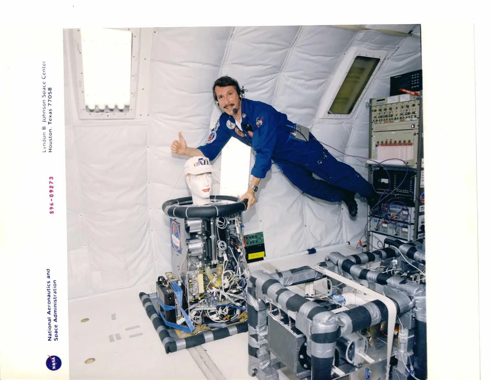 George Pantalos, professor da Universidade de Louisville, em plena microgravidade, a bordo de um avião parabólico