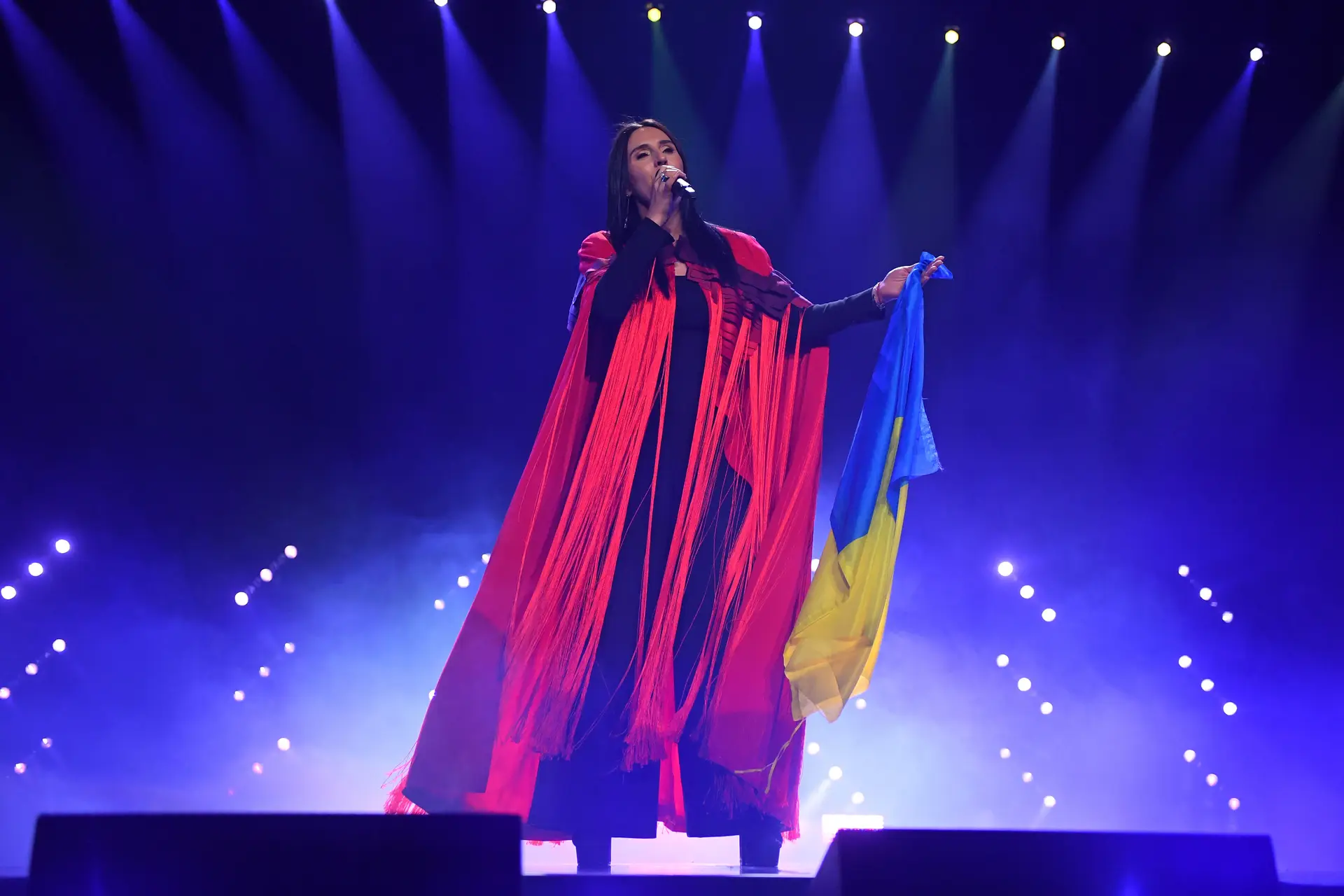 Venceu a Eurovisão em 2016, fugiu da Ucrânia quando a guerra começou e agora brilhou em concerto solidário. A poderosa atuação de Jamala