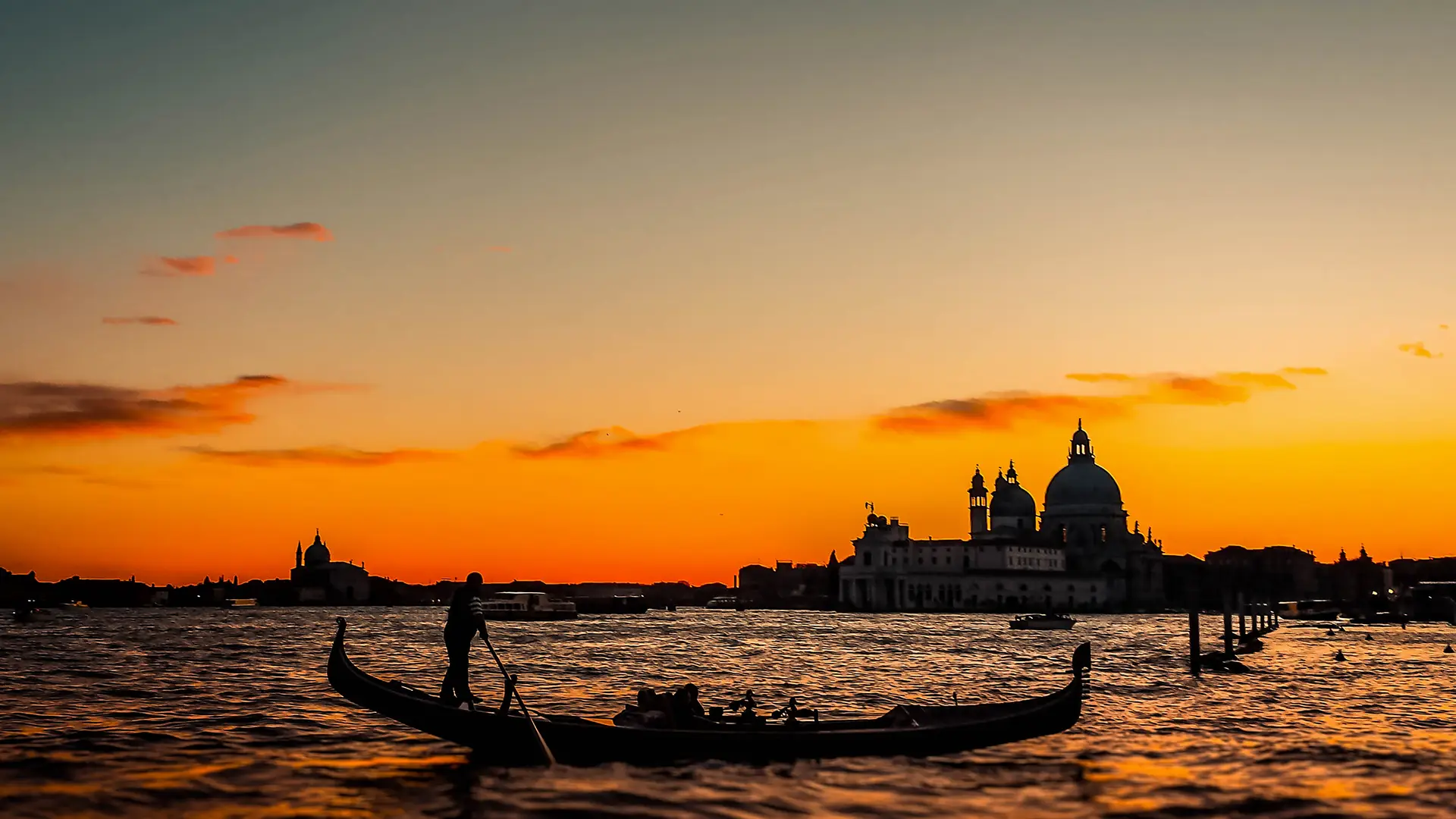 Foi num edifício emblemático na Punta della Dogana, em Veneza, transformado em museu de arte contemporânea, que Leïla Slimani passou a noite descrita no livro, em abril de 2019
