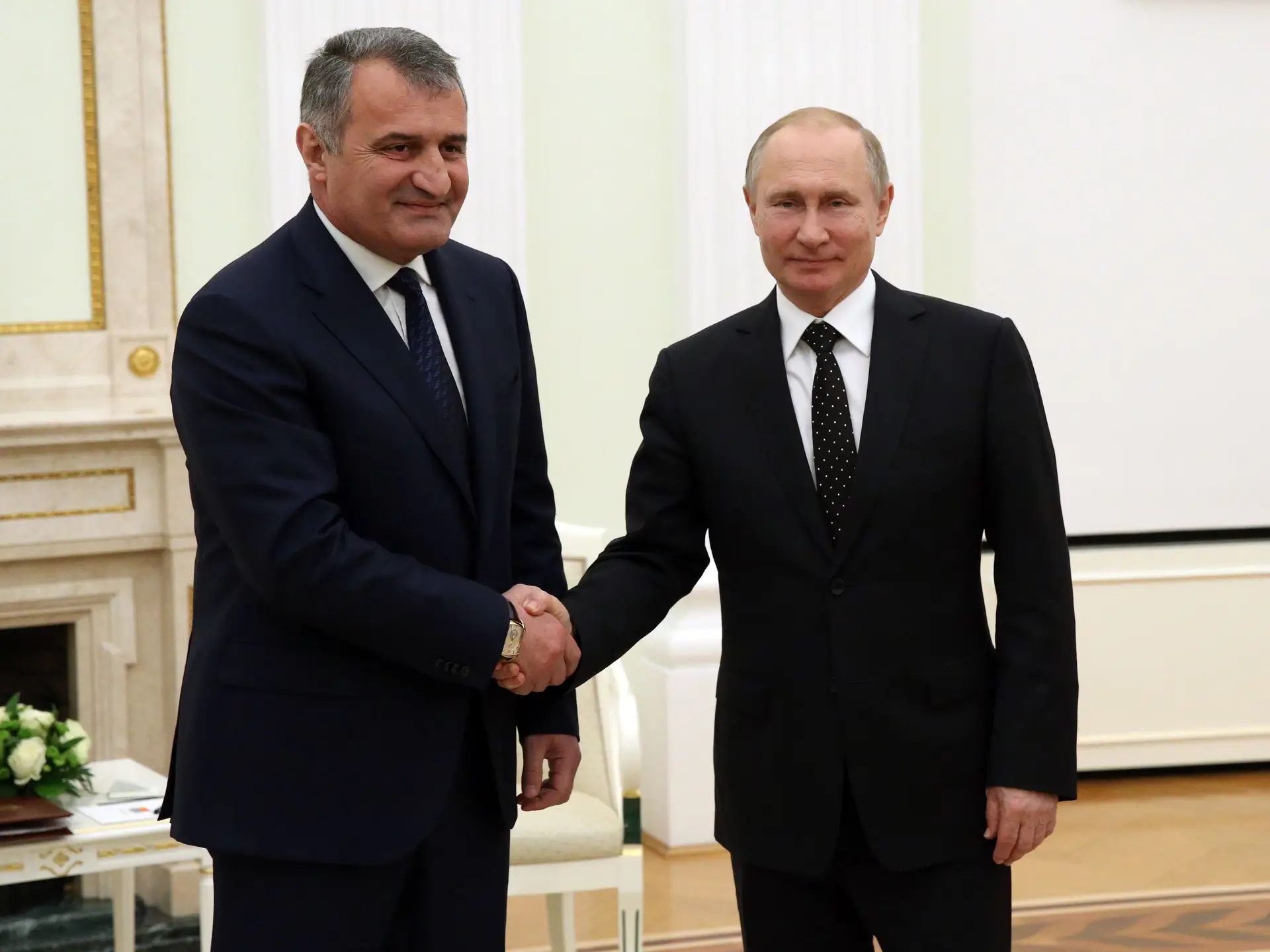 O Presidente da Ossétia do Sul, Anatoly Bibilov, recebido pelo Presidente russo Vladimir Putin em Moscovo, em 2019 