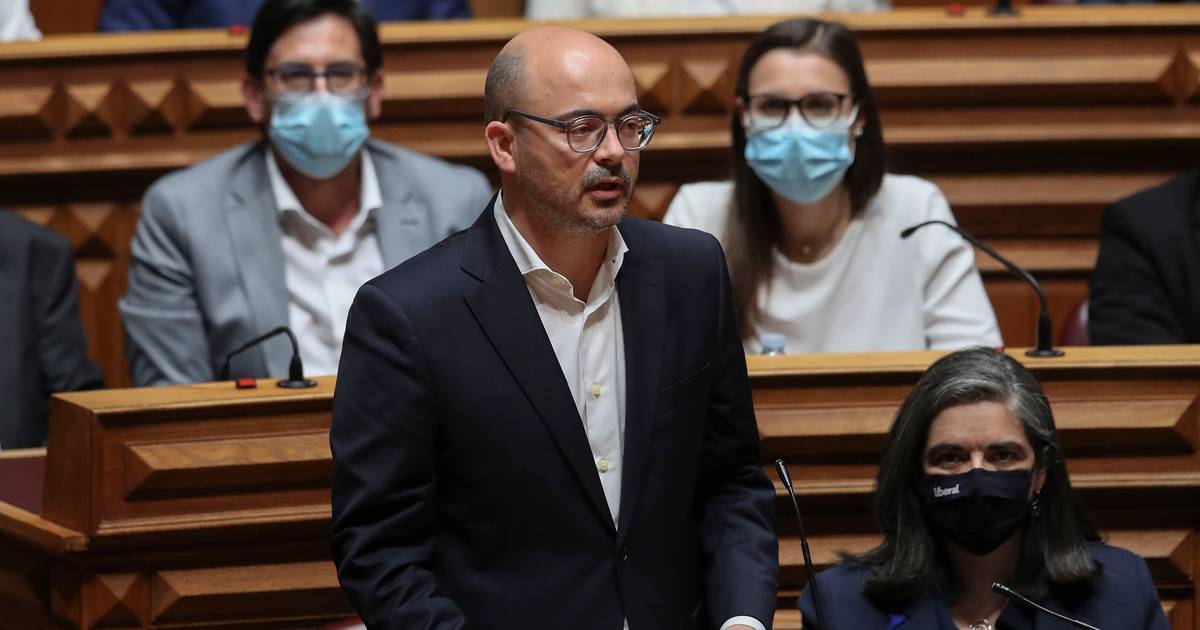 Censura na AR: IL acusa Santos Silva de desrespeitar Regimento do parlamento