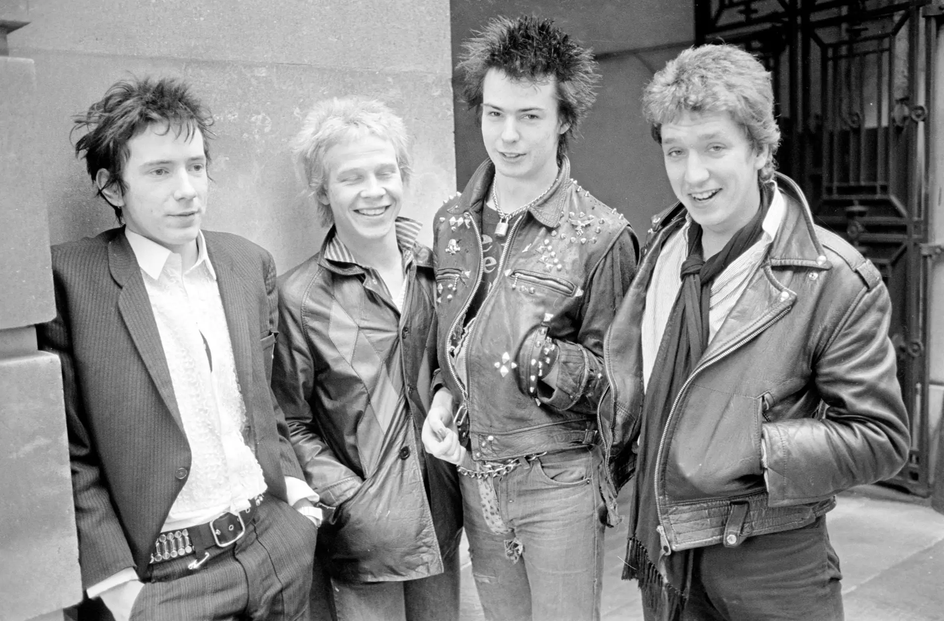 Sex Pistols em 1976: Johnny Rotten, Paul Cook, Sid Vicious e Steve Jones (esq-dir)