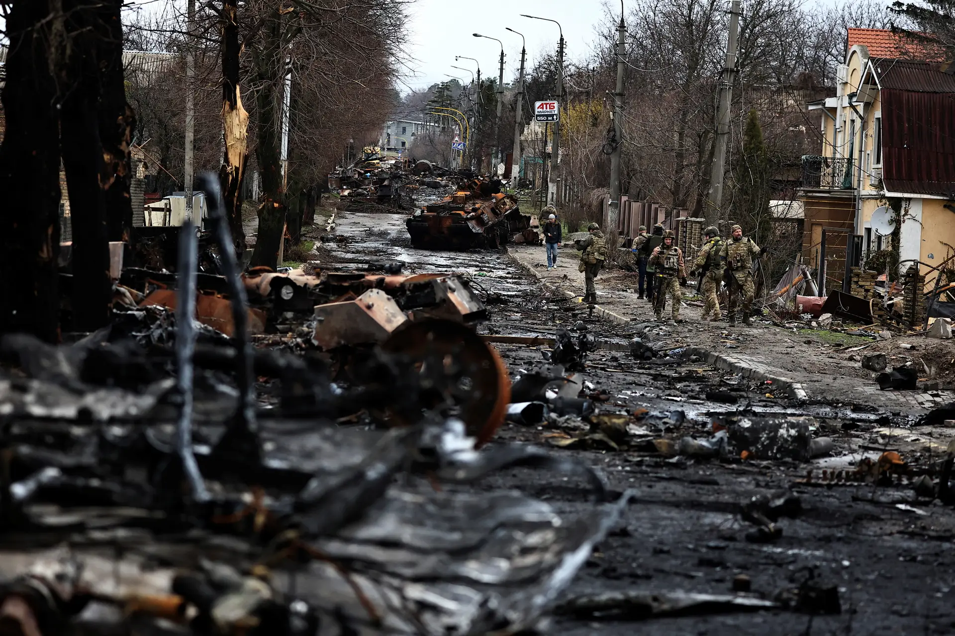 Os destroços dos ataques russos em Bucha, nos arredores de Kiev