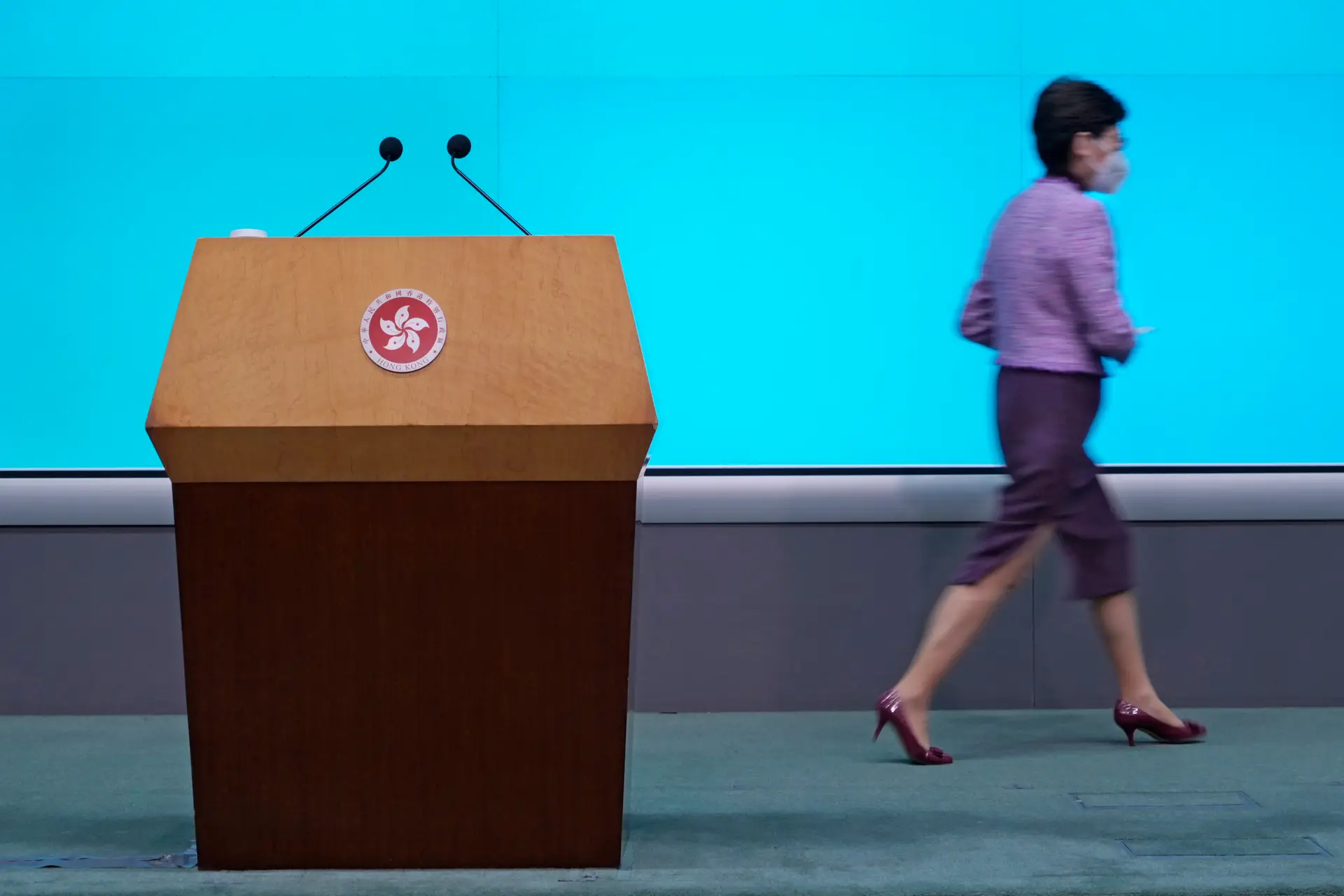 Líder de Hong Kong anuncia que não se recandidata ao cargo