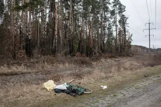 Civil morto junto à sua bicicleta numa estrada perto da cidade