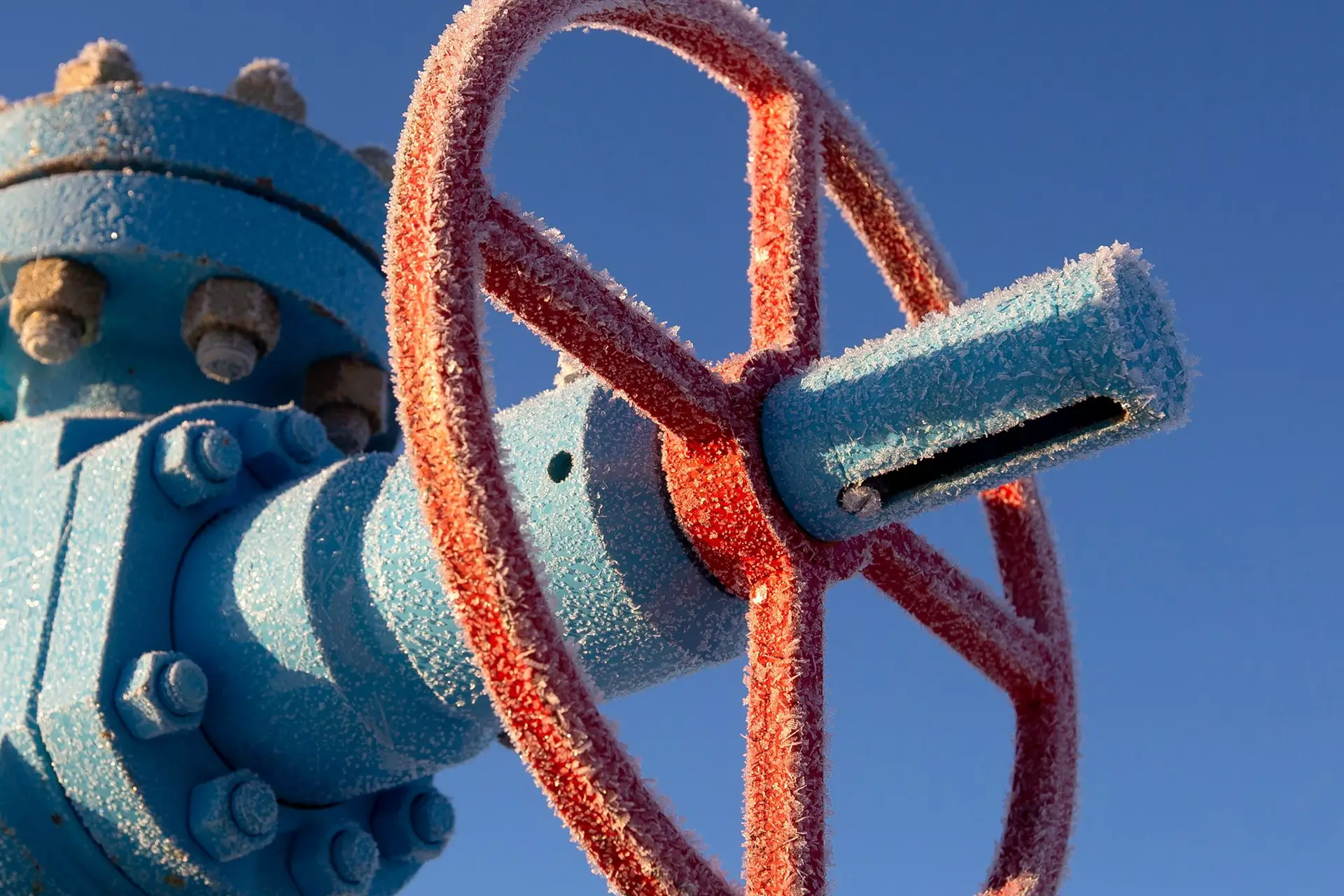 Europa tem de cortar no gás e petróleo russos para ser eficaz em novas sanções, defendem economistas