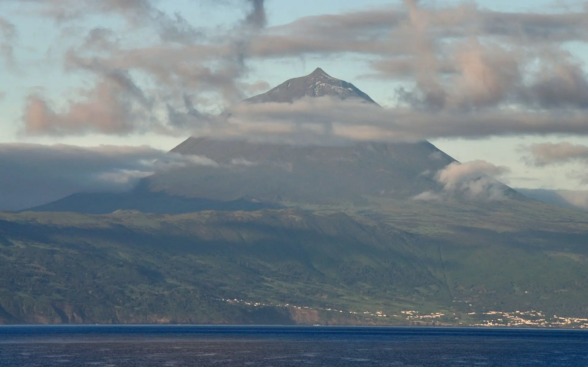 O Pico, sempre o Pico. Várias luzes, diferentes tipos de nuvens, constantemente a brincar às escondidas com a montanha mágica. Para nós, fica a alegria de quando o conseguimos ver