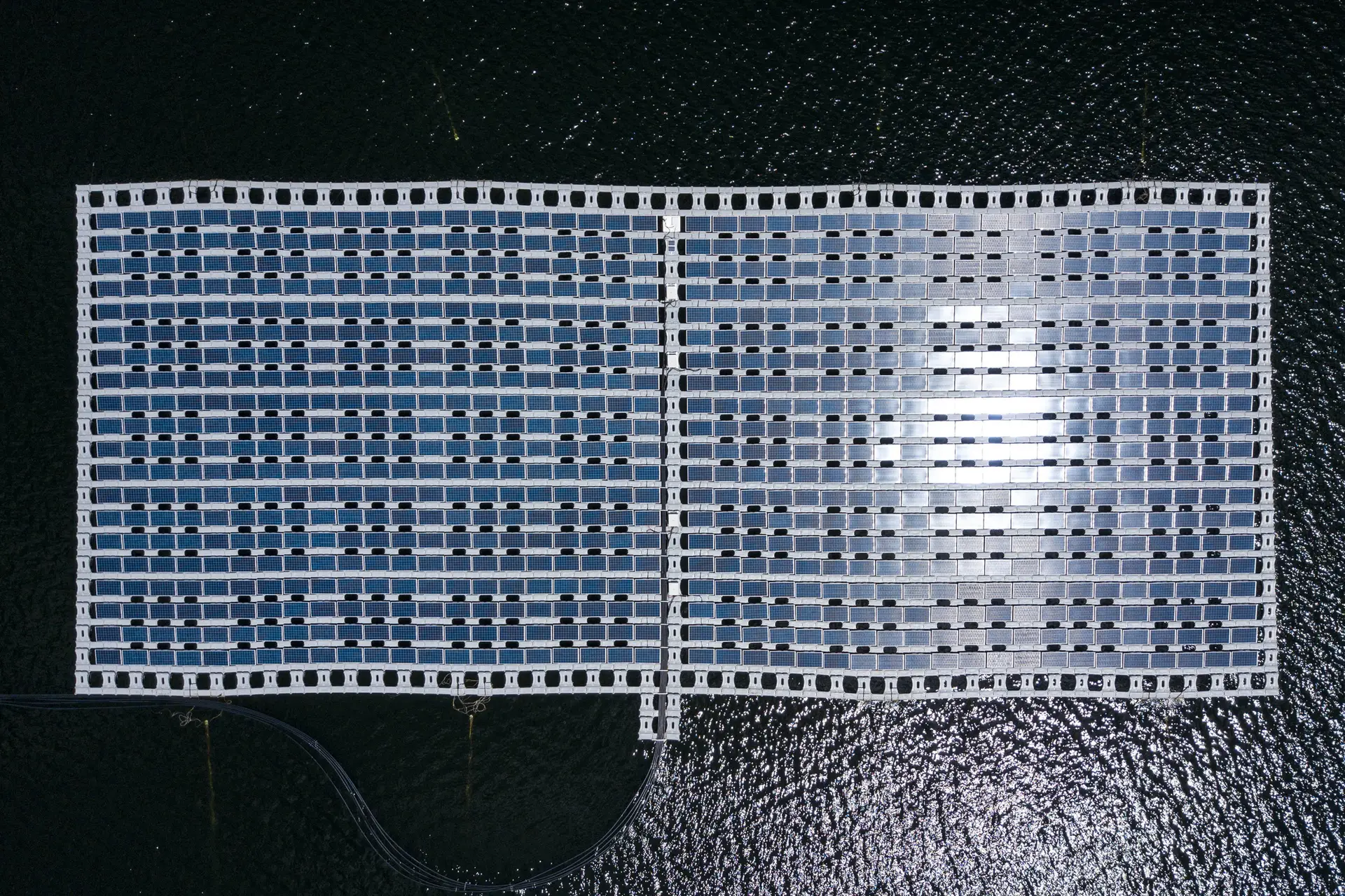 Finerge ganha três lotes no leilão para centrais solares flutuantes em Portugal