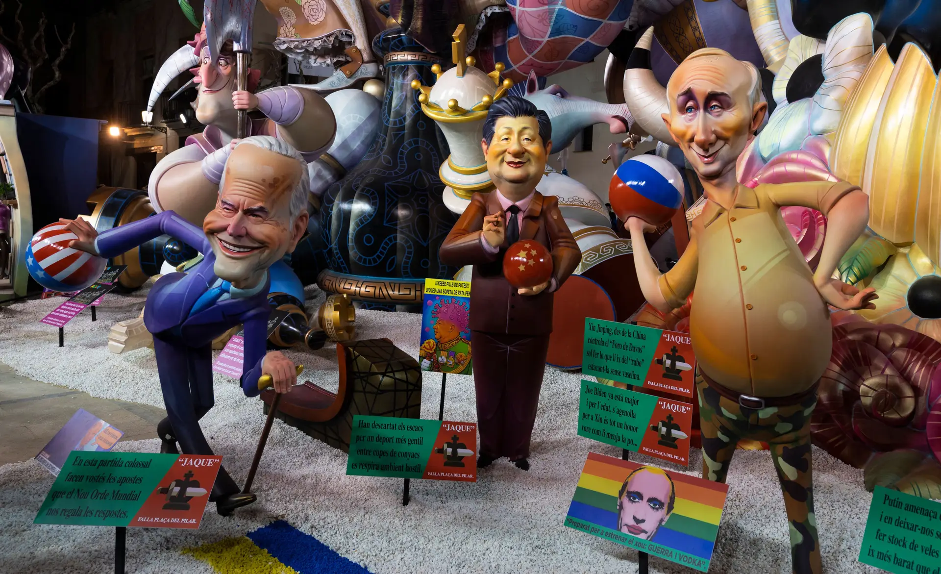 Bonecos que representam Joe Biden, Xi Jinping e Vladimir Putin e no festival das Fallas em Valência, Espanha