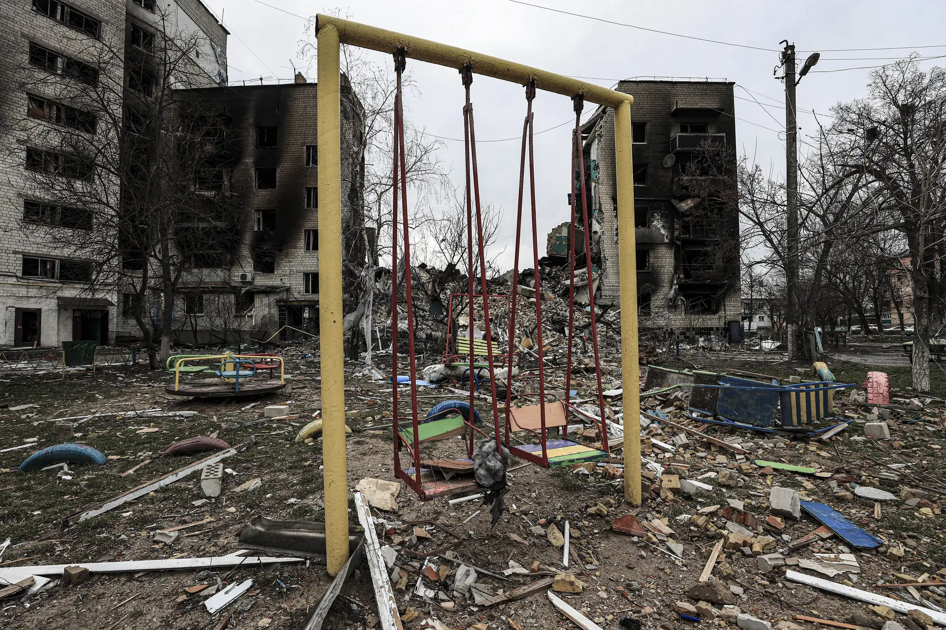 Destruição na cidade de Borodianka, entretanto recuperada aos russos pelas forças ucranianas