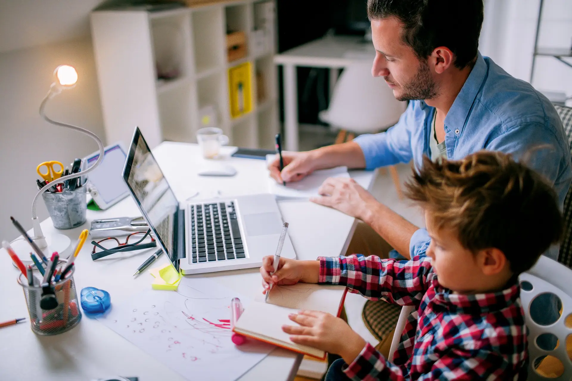 Воспитание ребенка. Папу где он работает. Папу где он работает. Папа в декрете. Мужчина с ребенком.
