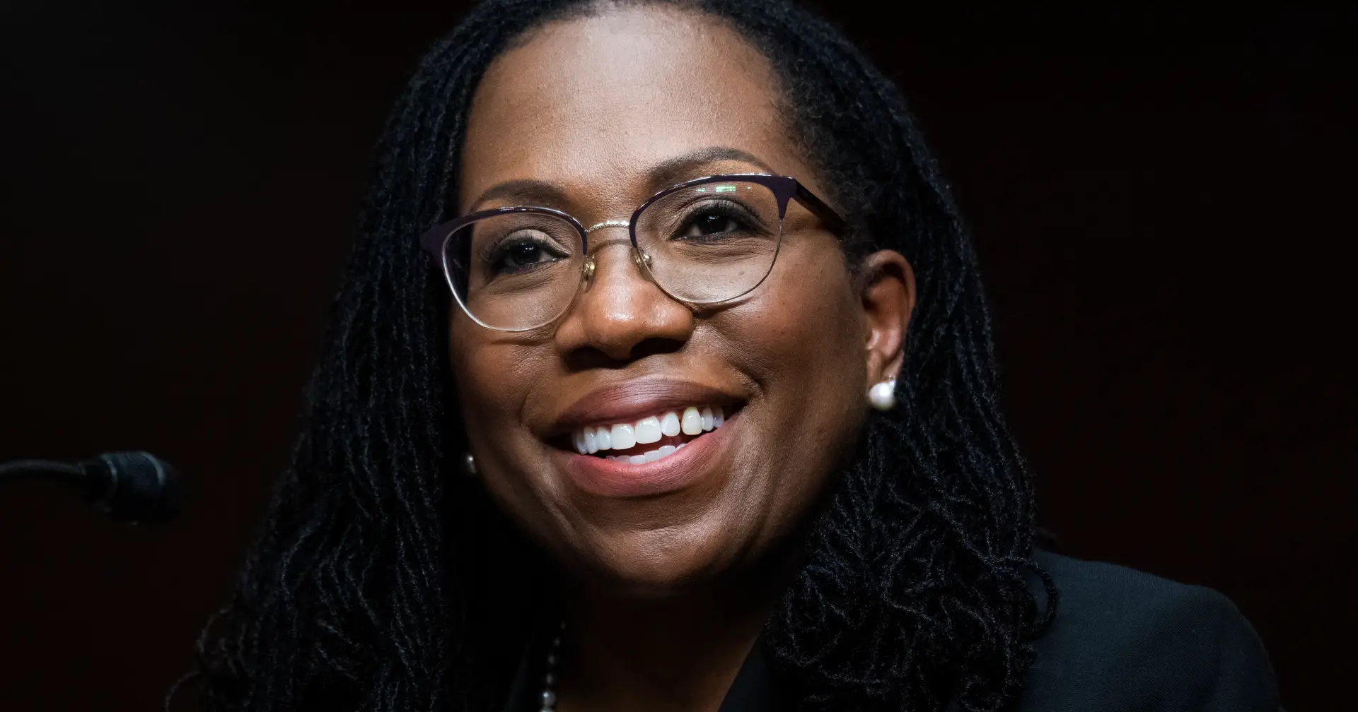 Senado confirma Ketanji Brown Jackson, a primeira juíza negra no Supremo Tribunal dos EUA
