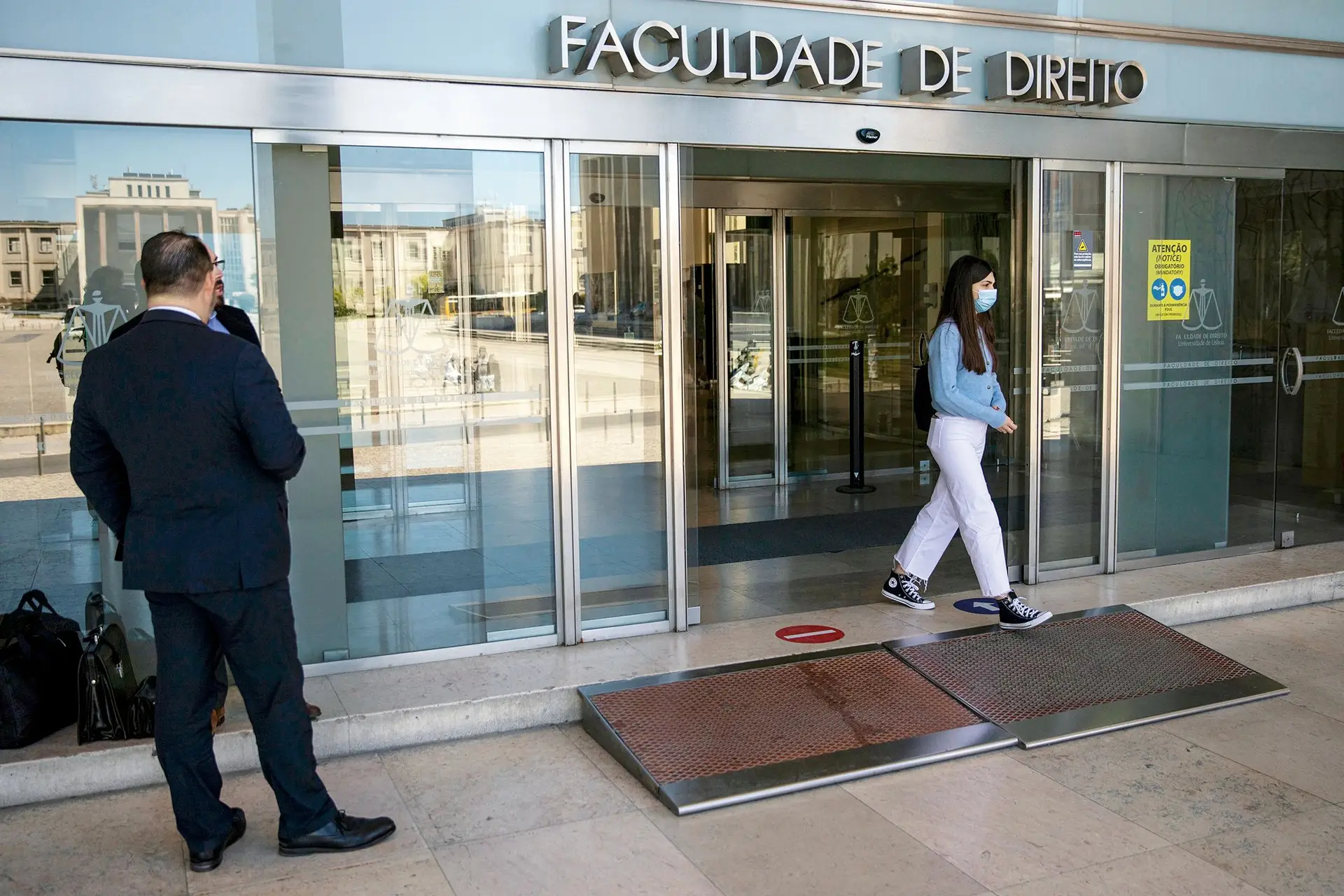Identidade de testemunhas de assédio na Faculdade de Direito de Lisboa revelada através do WhatsApp