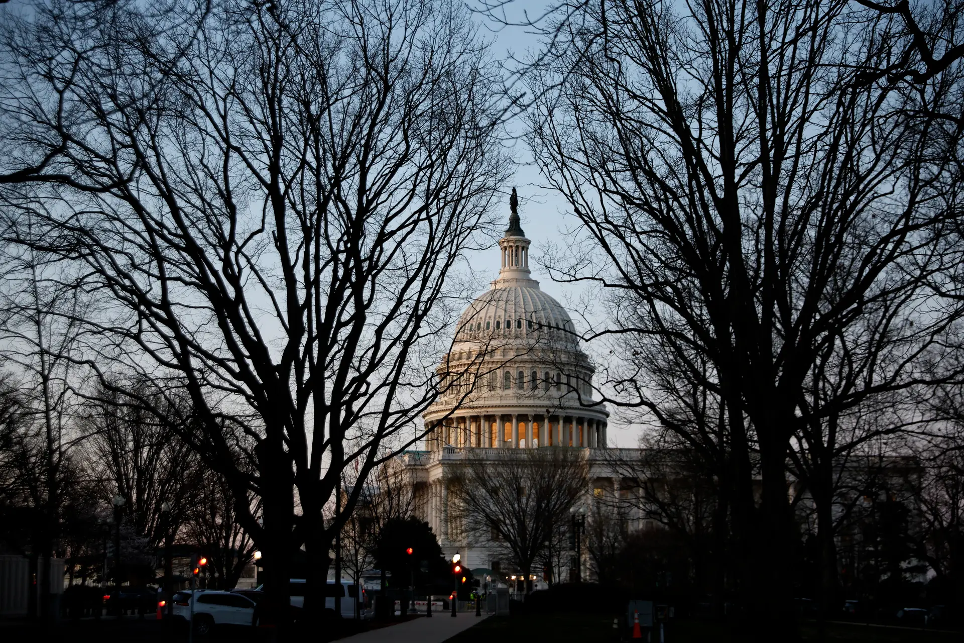 Senado dos EUA aprova financiamento e evita paralisia do Estado