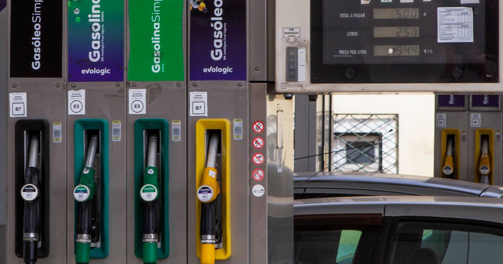 Gasolina vendida 0,9 cêntimos acima da referência e gasóleo 0,1 cêntimos abaixo