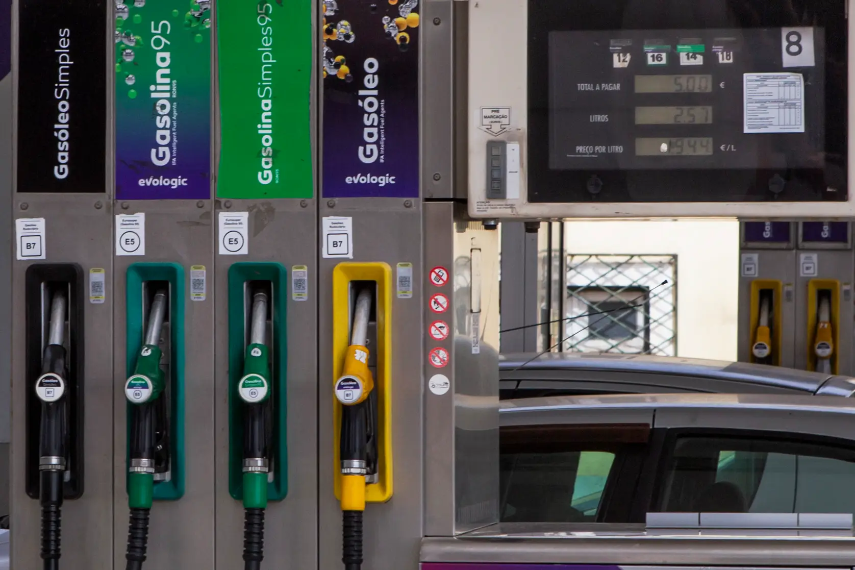 Gasolina vendida 0,9 cêntimos acima da referência e gasóleo 0,1 cêntimos abaixo