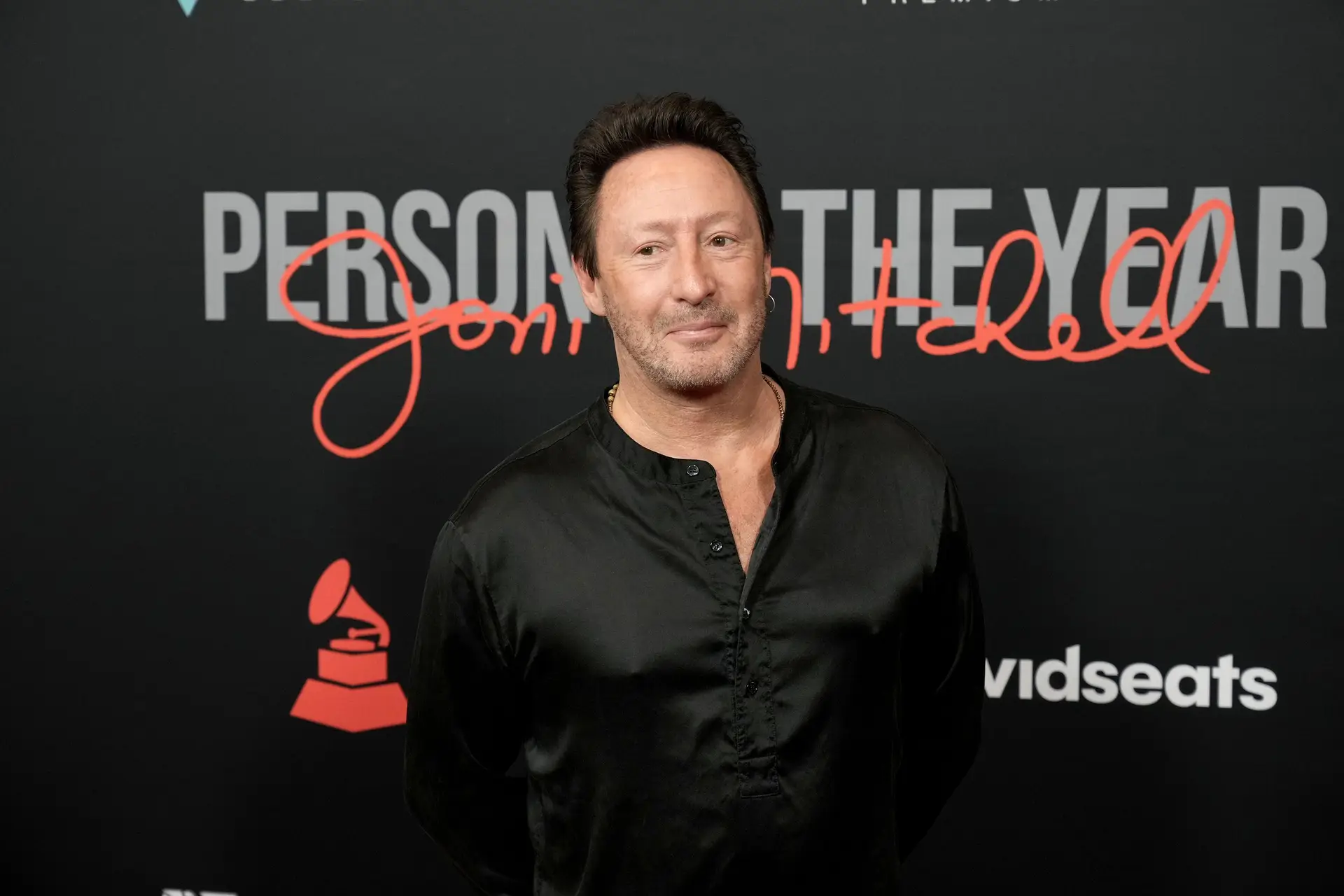 Julian Lennon tocou “Imagine’, maior sucesso do pai, pela primeira vez. Fê-lo com o português Nuno Bettencourt, à luz de velas, pela Ucrânia