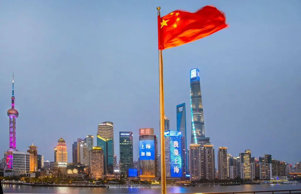 China vai crescer 5,4% este ano mas abranda em 2024 devido à crise no imobiliário