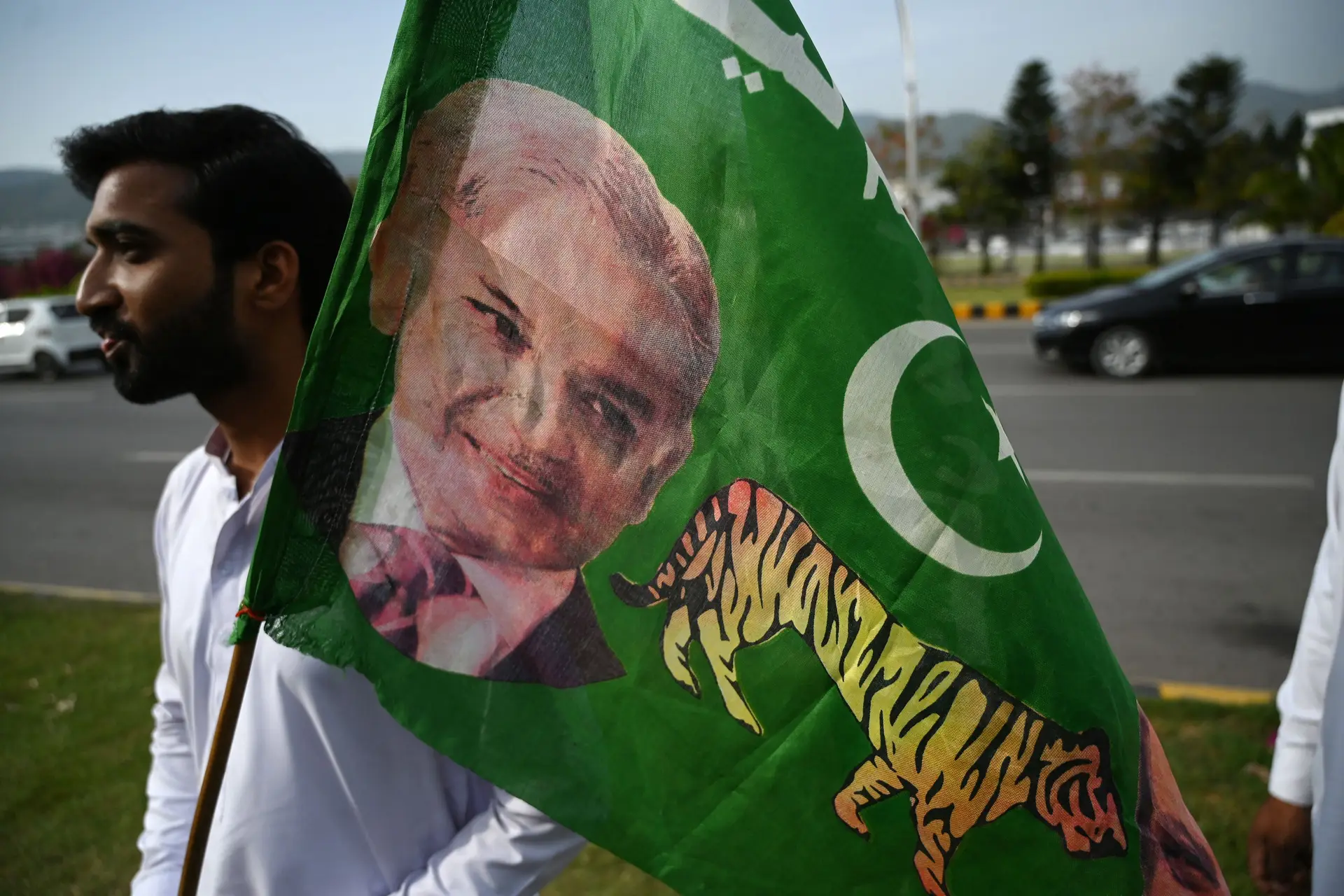 “Alá salvou hoje o Paquistão": Shehbaz Sharif eleito primeiro-ministro em sessão boicotada pela oposição