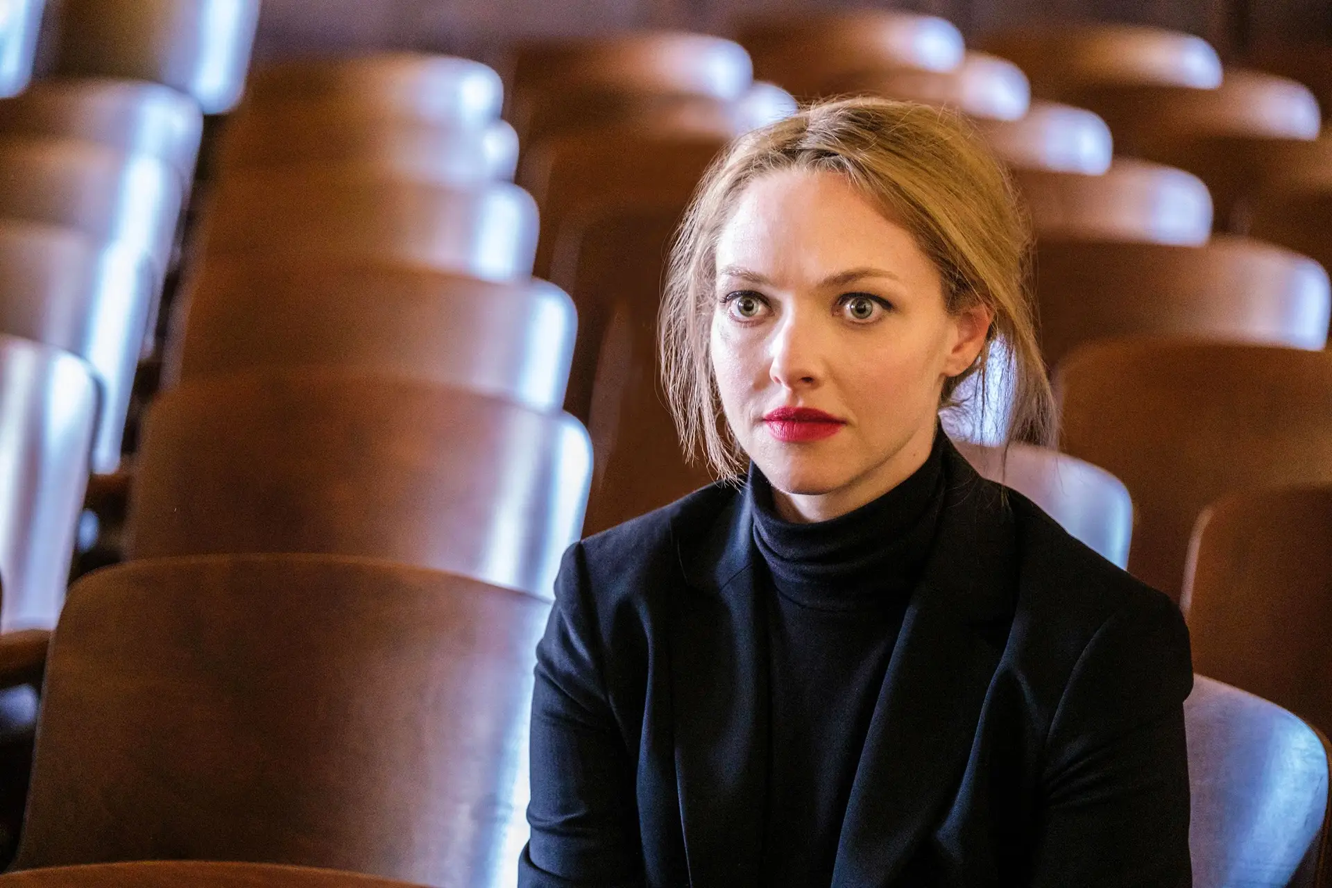 Amanda Seyfried é Elizabeth Holmes em “The Dropout”, a história de um milagre da medicina que nunca chegou a acontecer