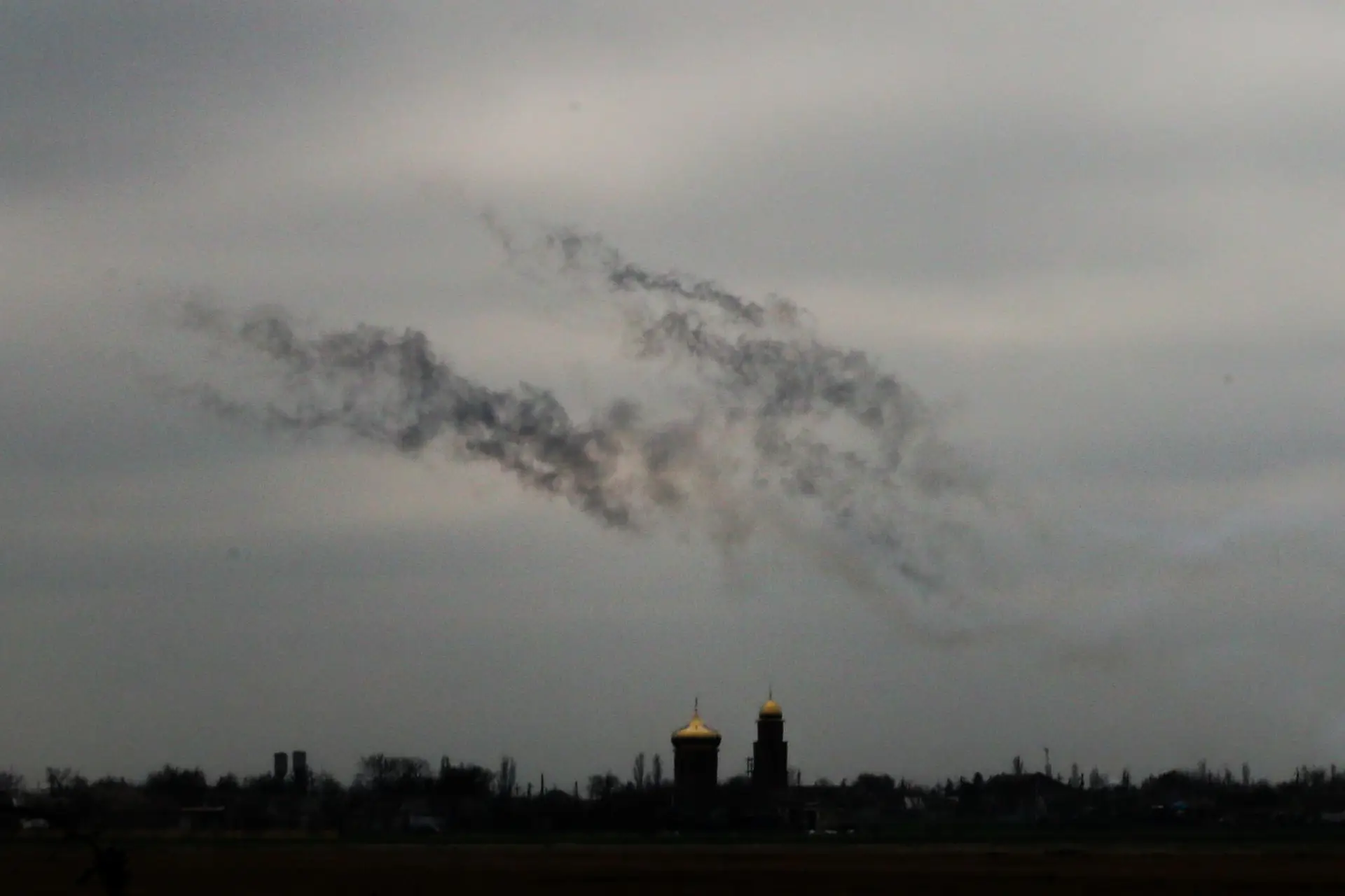 No regresso da aldeia de Novoselivka para Mykolaiv, por volta das duas da tarde, helicópteros ucranianos atravessam de repente a estrada e, segundos depois, começa a ver-se o fumo dos ataques de retaliação a posições do exército russo. Novoselivka é perto das fronteiras do distrito de Kherson, quase totalmente ocupado pelas tropas russas