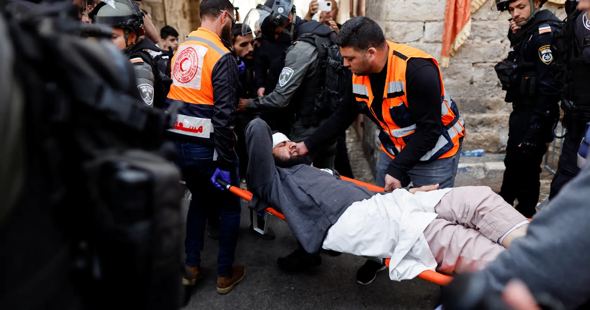 Dezassete palestinianos feridos em confrontos na Esplanada das Mesquitas em Jerusalém