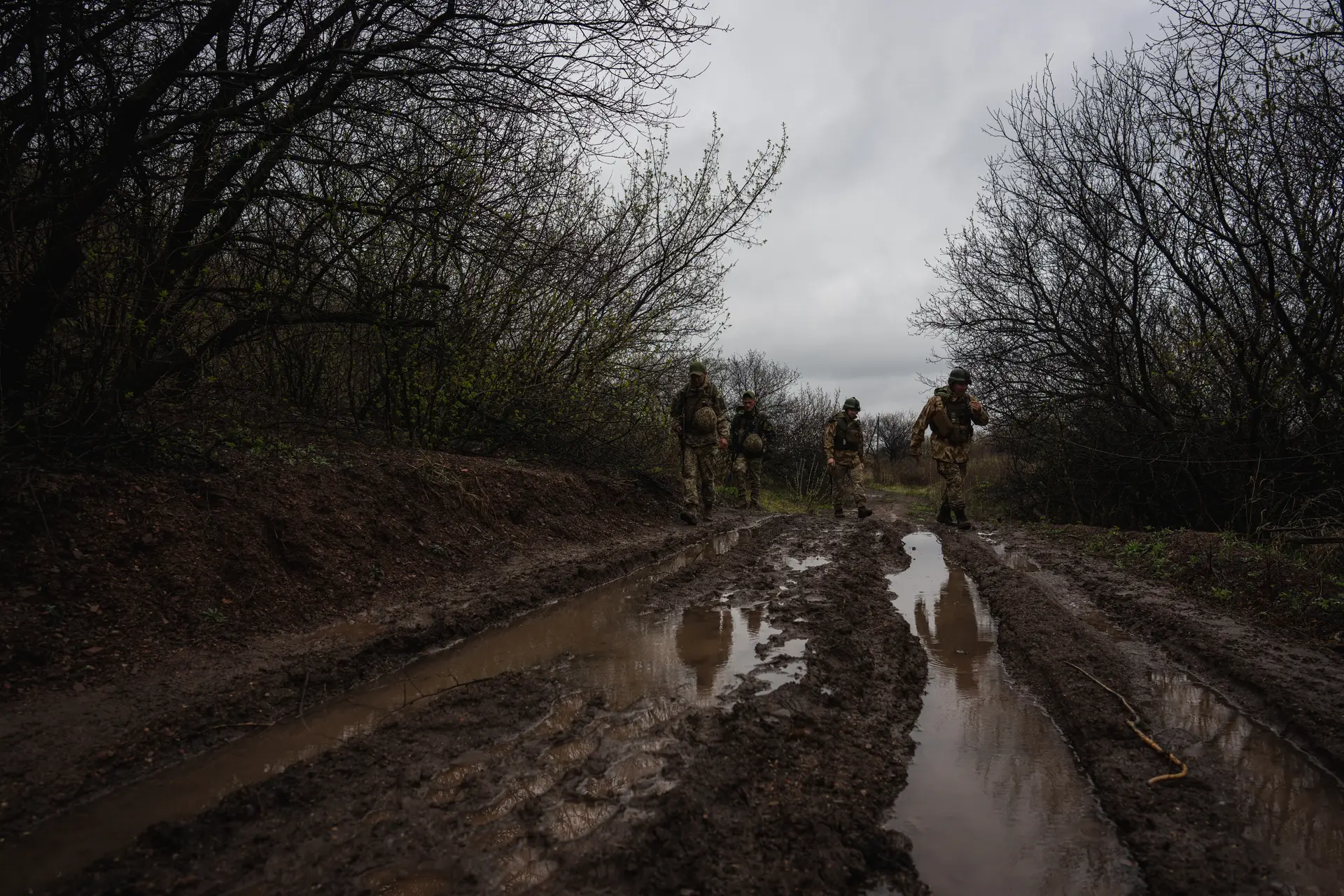 Militares ucranianos ao longo da linha da frente em Donbas, no leste do país, a 14 de abril