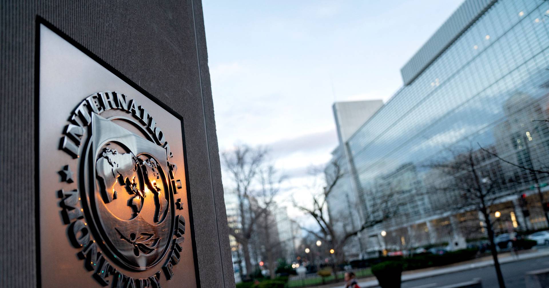La economía mundial no se dirige a la recesión, pero tampoco se acelerará este año, predice el FMI