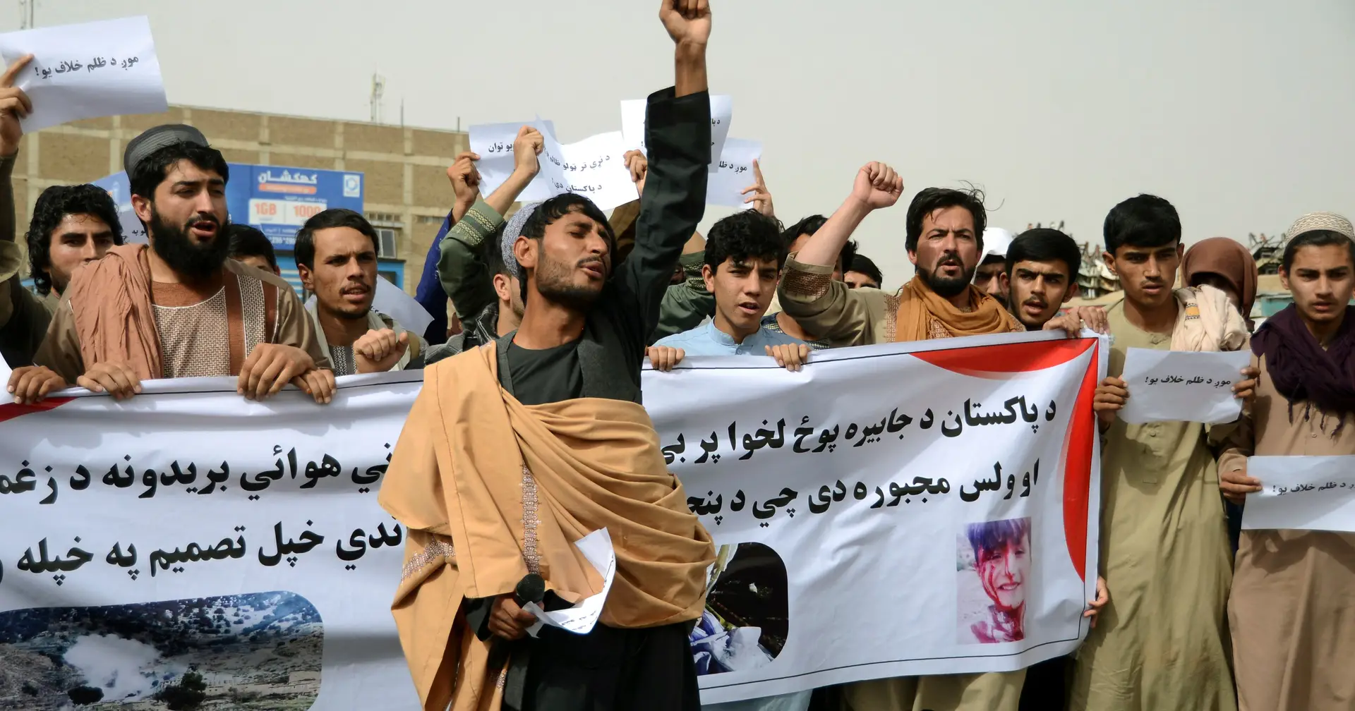 Afeganistão. Protestos após bombardeamentos paquistaneses que fizeram 48 mortos