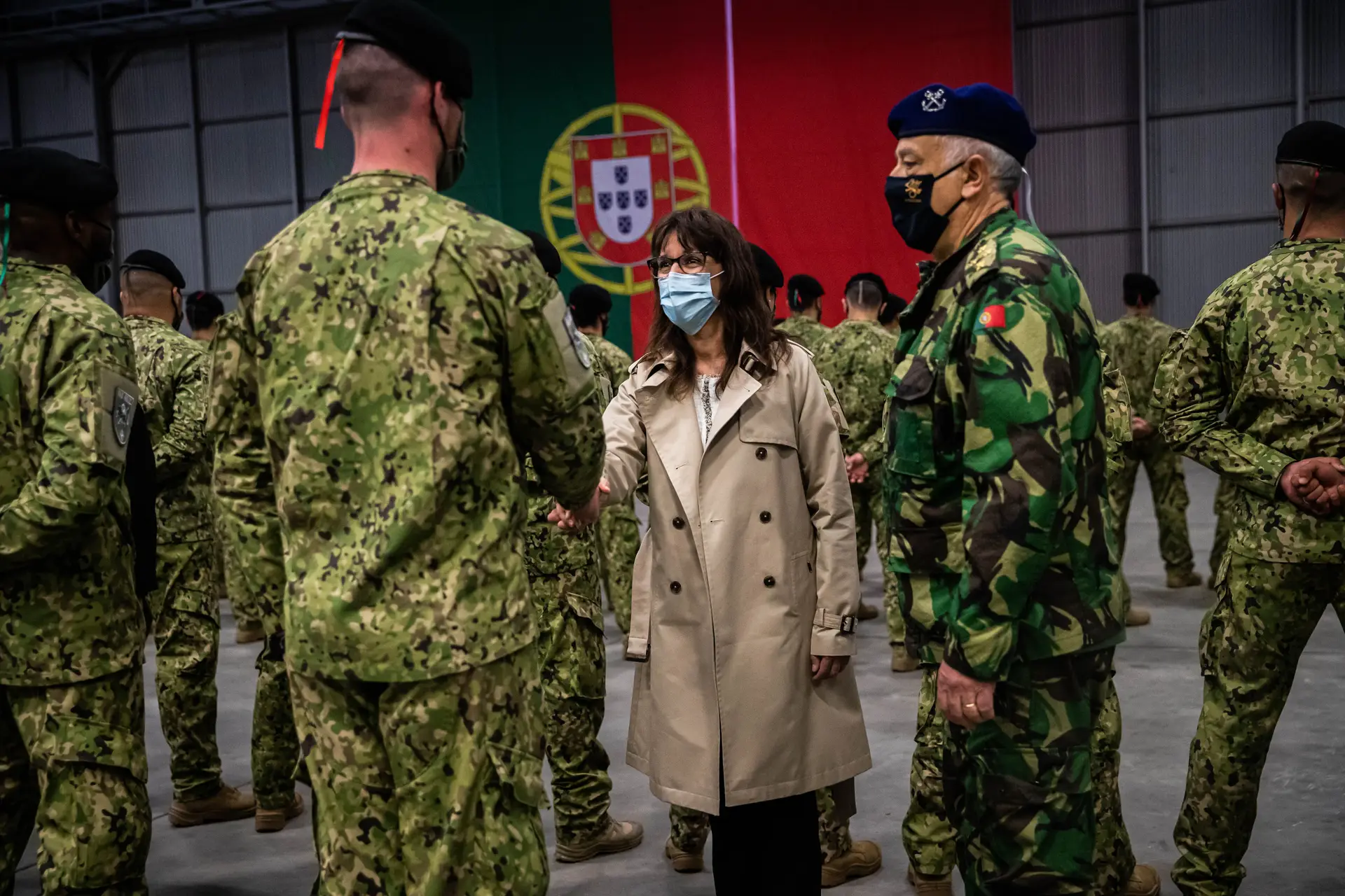 A ministra da Defesa Nacional, Helena Carreiras, cumprimenta militares na partida da primeira força nacional destacada para a Roménia