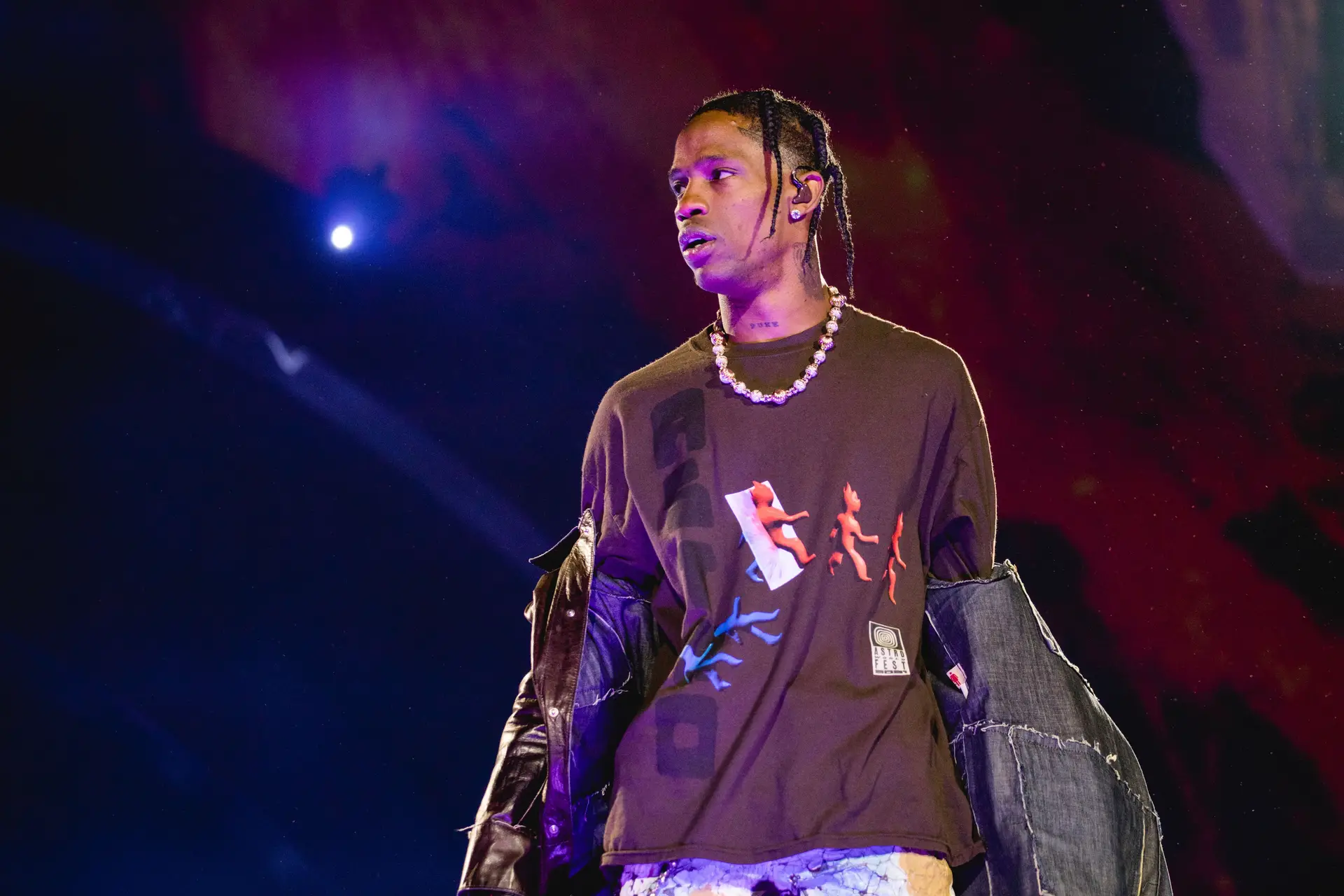 Travis Scott volta a encabeçar um grande festival um ano e um dia depois da tragédia do