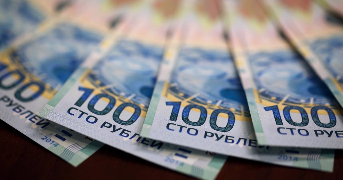 Rublo segue estável um dia após subida das taxas de juro na Rússia