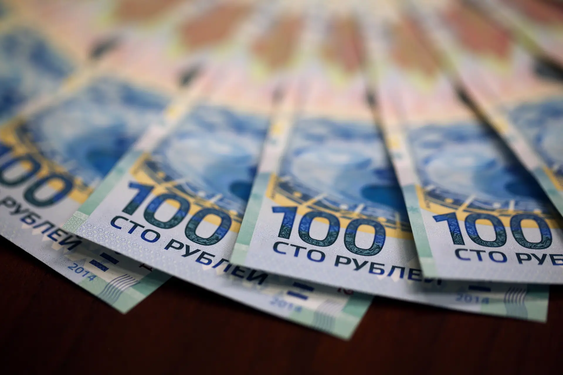 Rublo segue estável um dia após subida das taxas de juro na Rússia