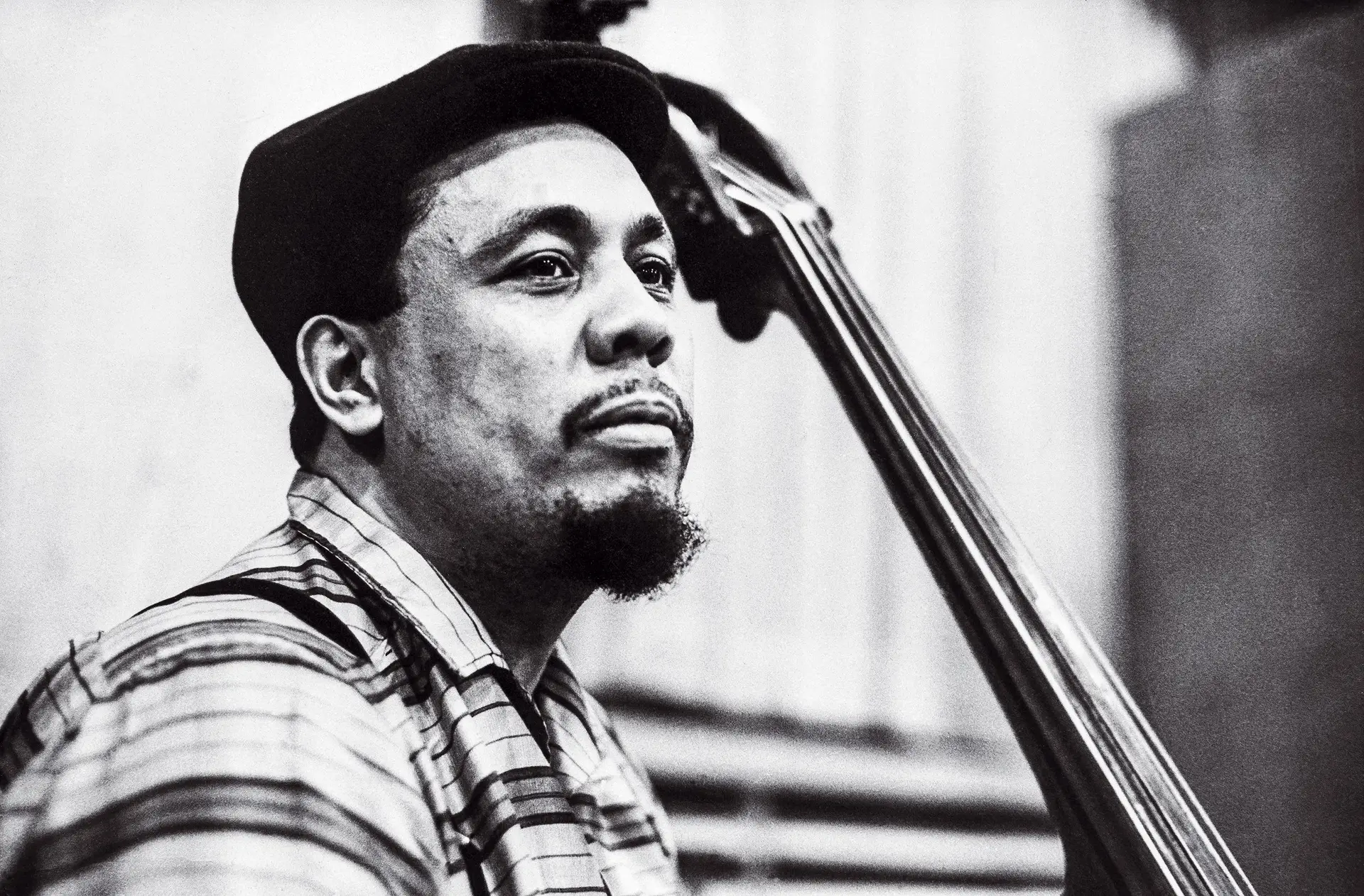 Charles Mingus, contrabaixista e compositor de jazz norte-americano, nasceu no estado do Arizona a 22 de abril de 1922 e faleceu 56 anos depois no México