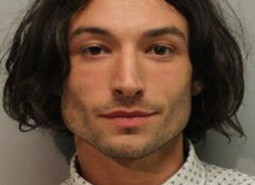 'Mugshot' de Ezra Miller aquando de uma detenção a 22 de março