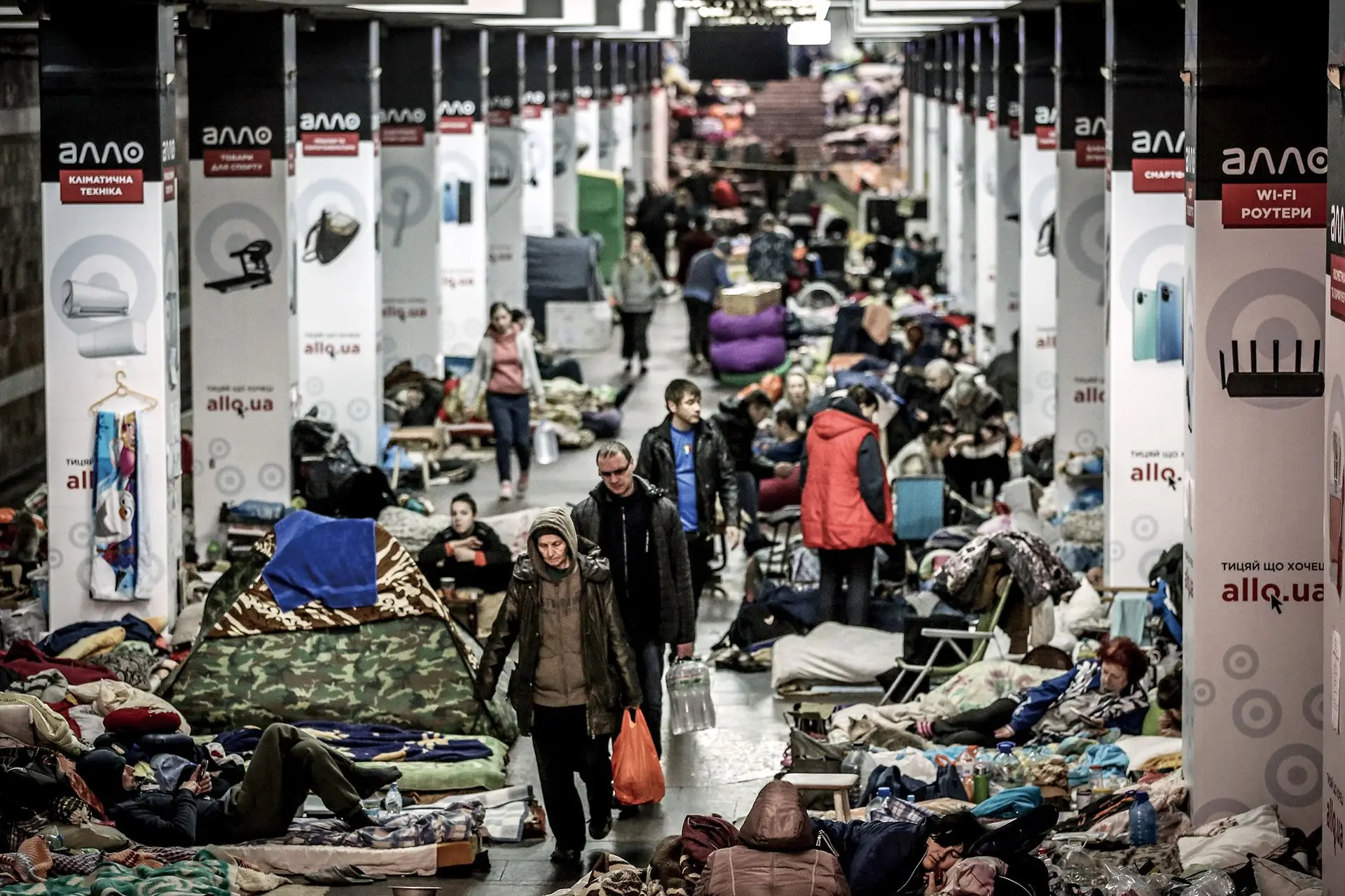 A estação de metro de Heroiv Pratsi, em Kharkiv, a funcionar como abrigo antiaéreo para 582 pessoas