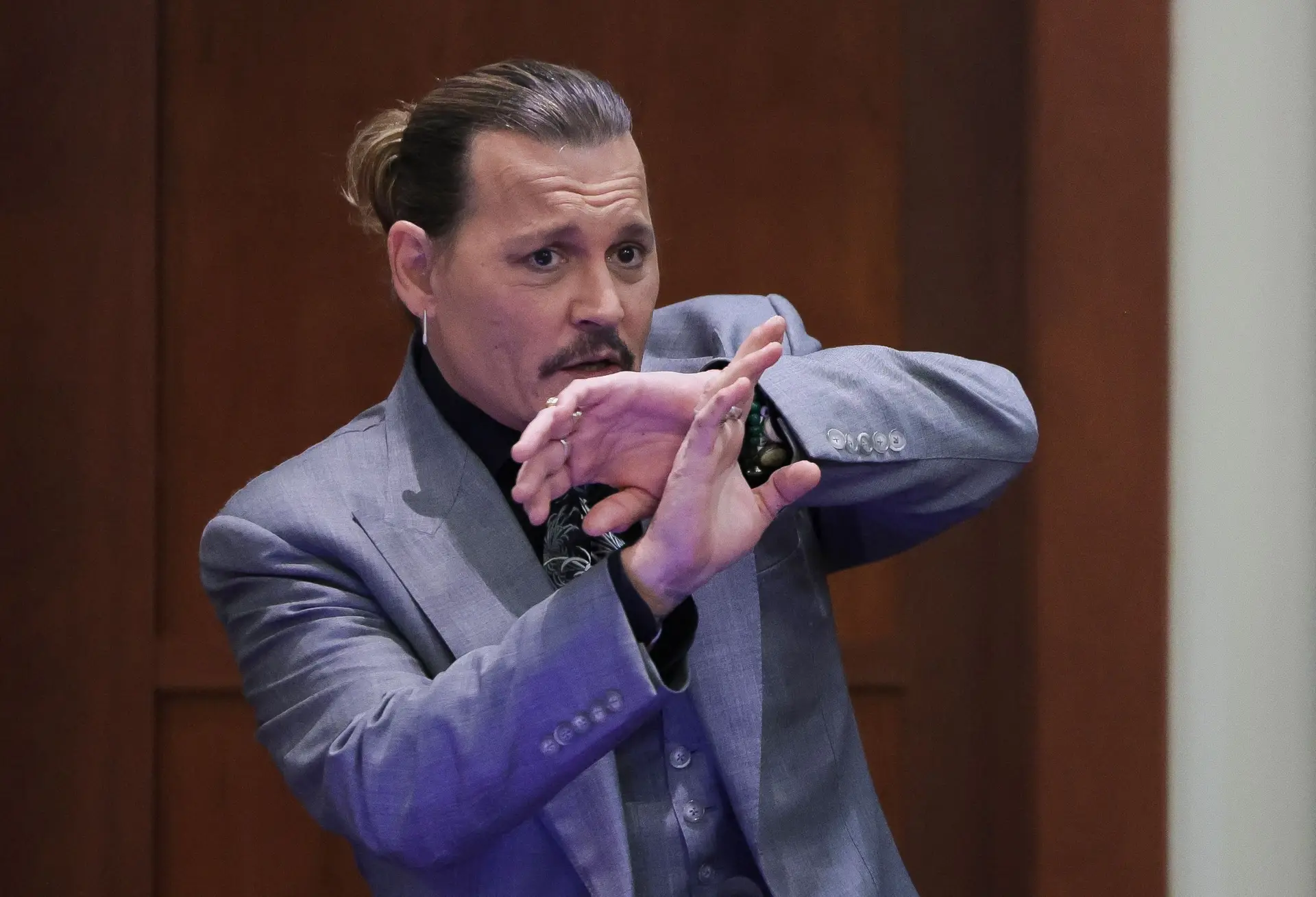 Johnny Depp garante que a vítima de violência doméstica é ele, não a ex-mulher