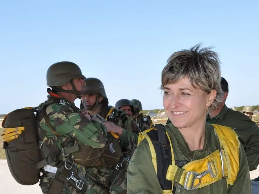 Pioneira das mulheres paraquedistas militares morre em salto - Expresso