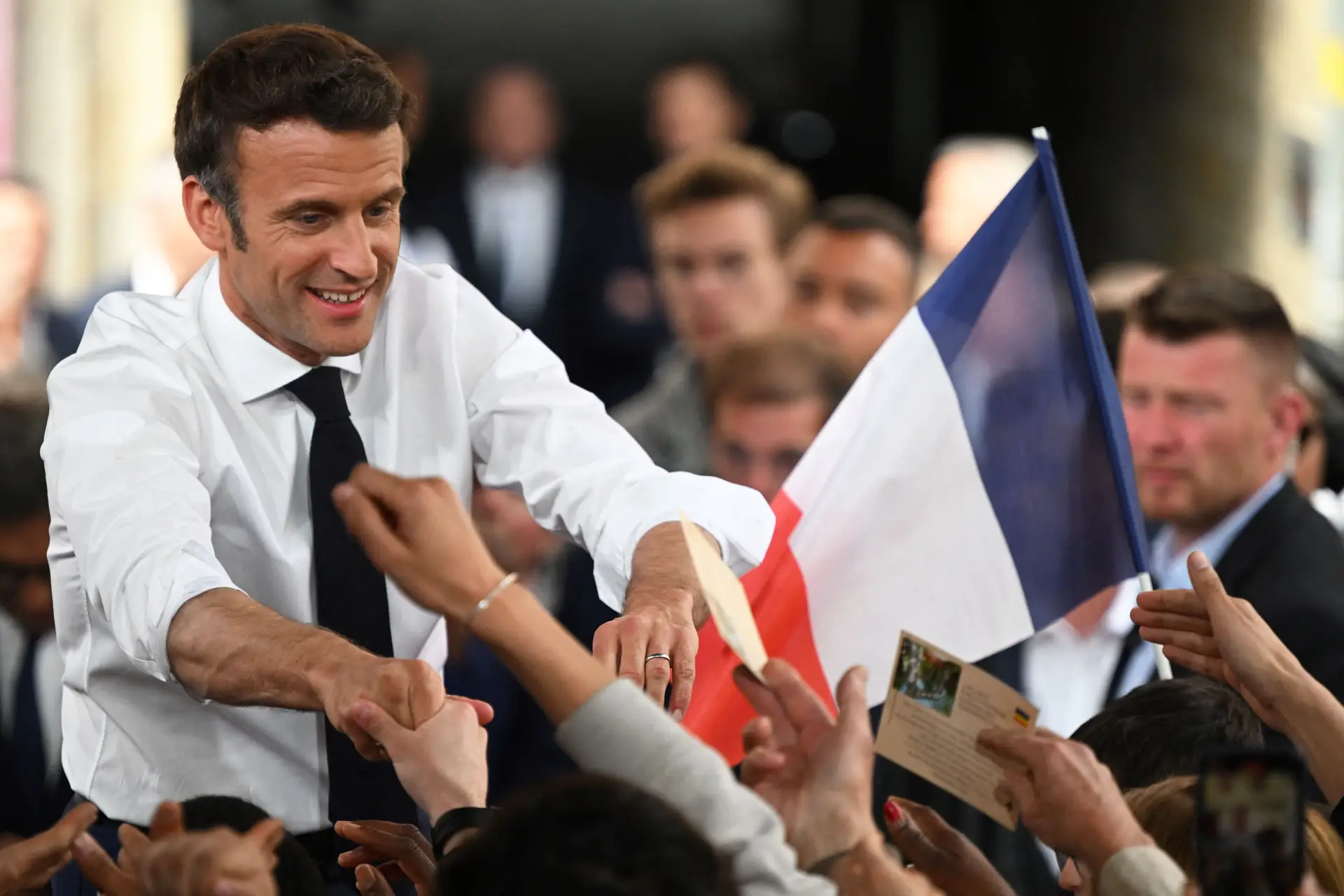 França. Últimas sondagens dão Macron com mais de 10 pontos de vantagem sobre Le Pen