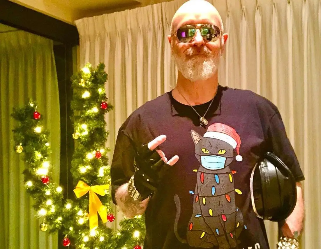 Rob Halford dos Judas Priest 'batiza' gatinhos em abrigo de animais. Um chama-se Taylor, em homenagem ao baterista dos Foo Fighters