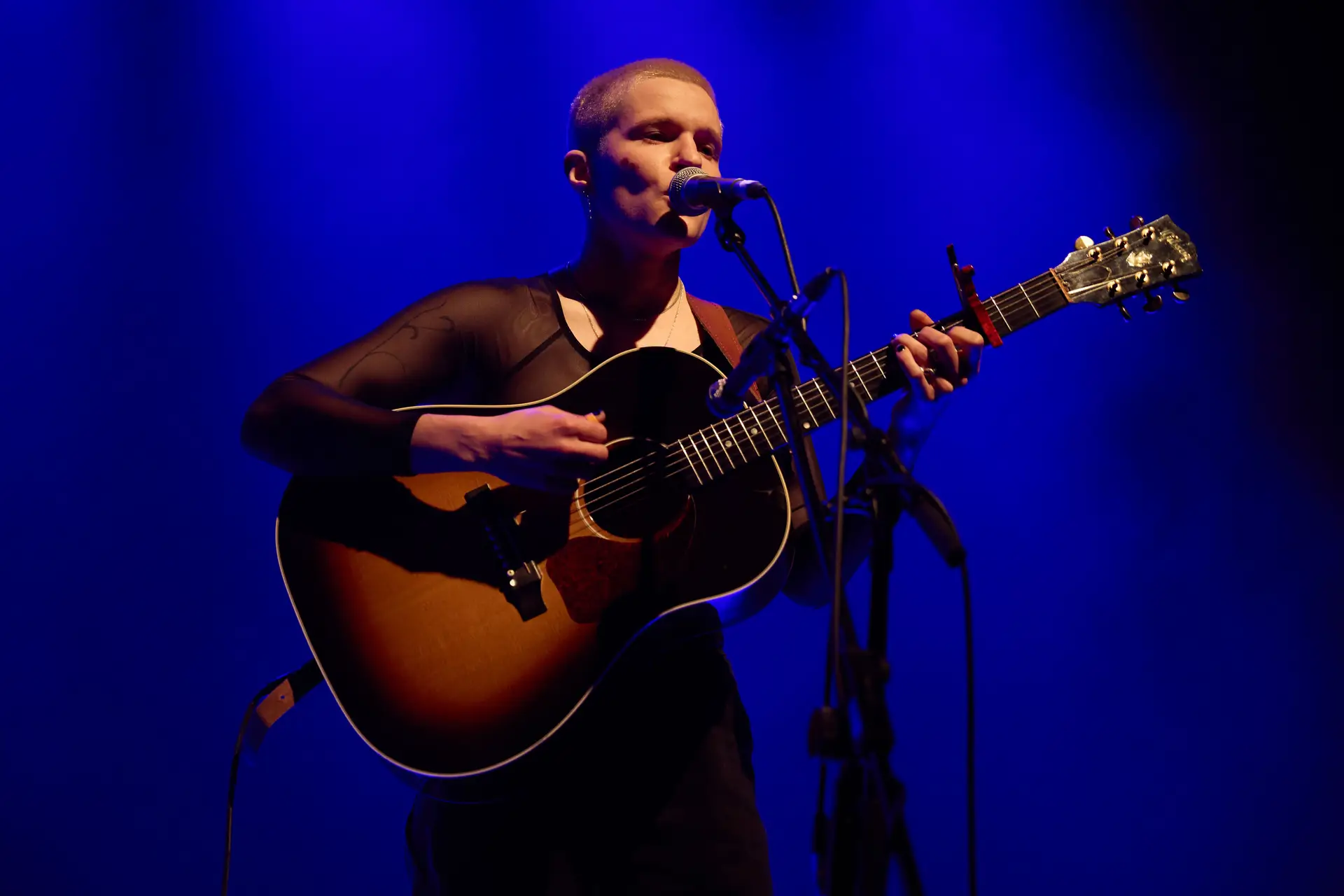 “Durante as primeiras partes dos concertos, tentem ficar calados e prestar atenção. Ou então saiam”. O apelo da vocalista dos Big Thief