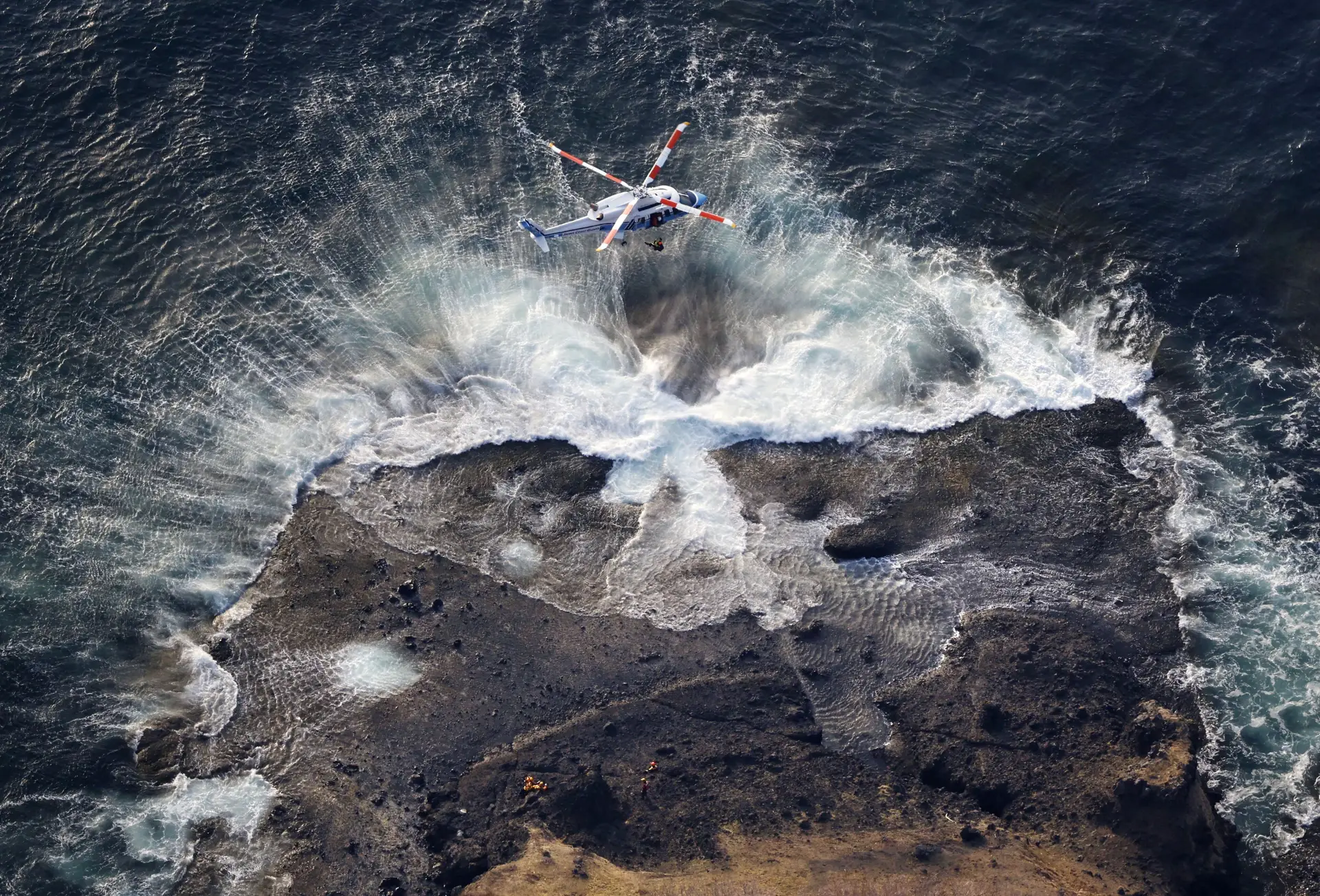 Vista aérea de helicóptero da Guarda Costeira do Japão durante a operação de busca e resgate de pessoas desaparecidas após naufrágio do barco de turismo "Kazu 1" na Península de Shiretoko em Shari, Hokkaido, Japão, a 24 de abril.