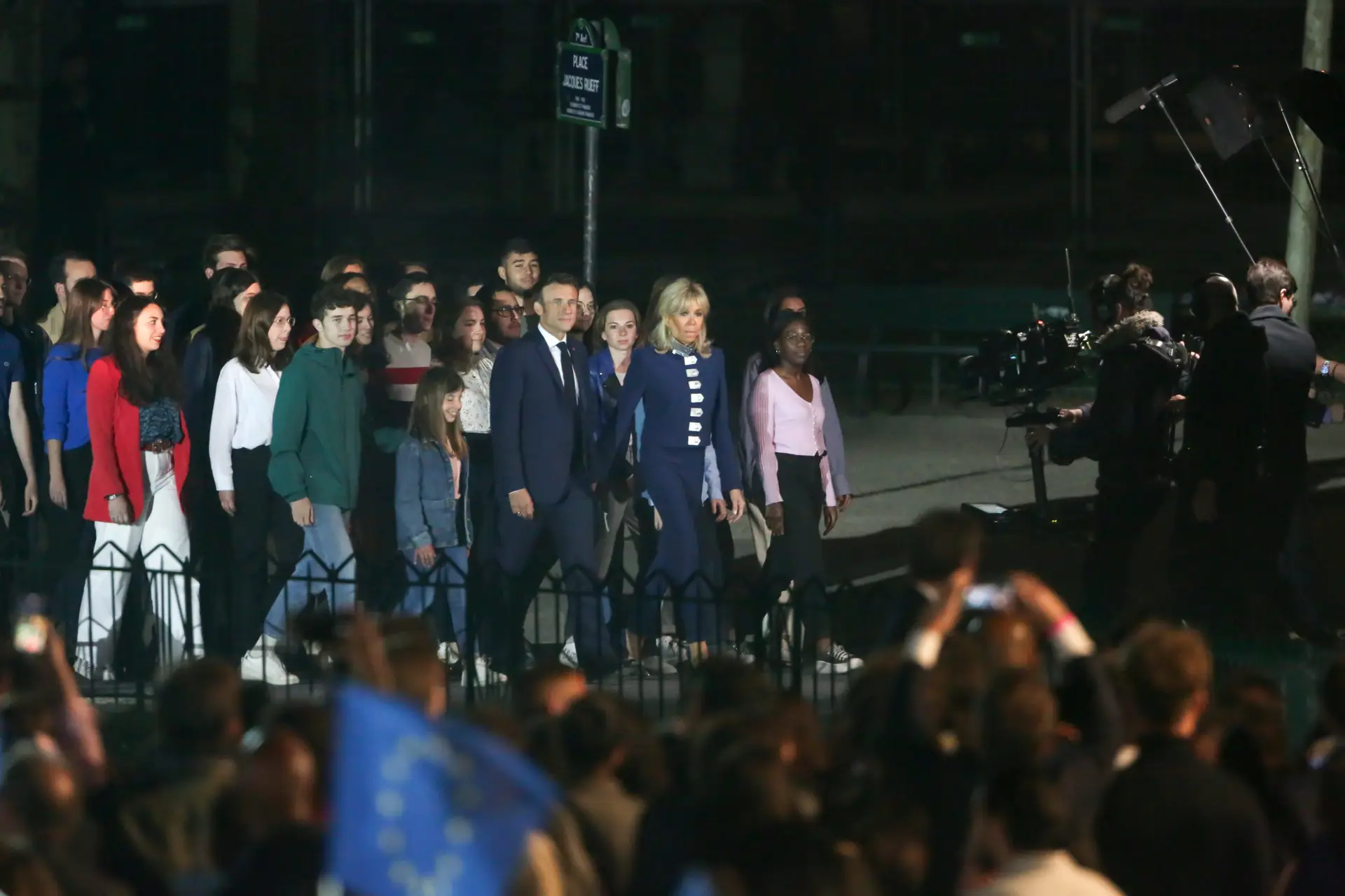 Emmanuel Macron celebra com a mulher, Brigitte, e outros familiares junto à Torre Eiffel