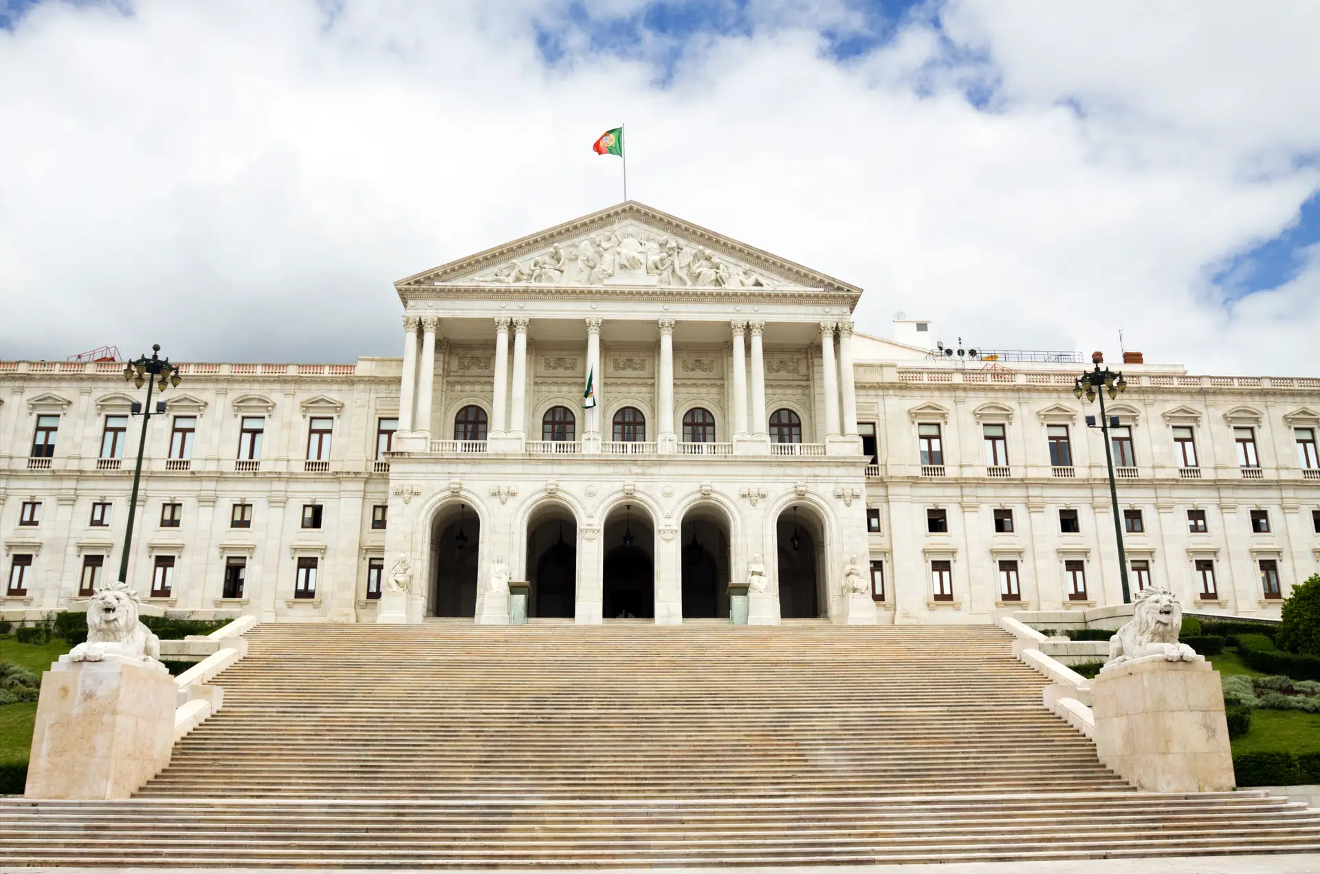 Grupos de interesse são “mal necessário” e instrumento de controlo “além do momento eleitoral”
